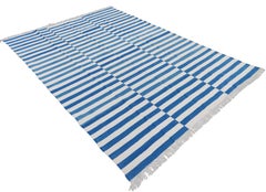 Handgefertigter Flachgewebe-Teppich aus Baumwolle, blau-weiß gestreifter indischer Dhurrie-Teppich