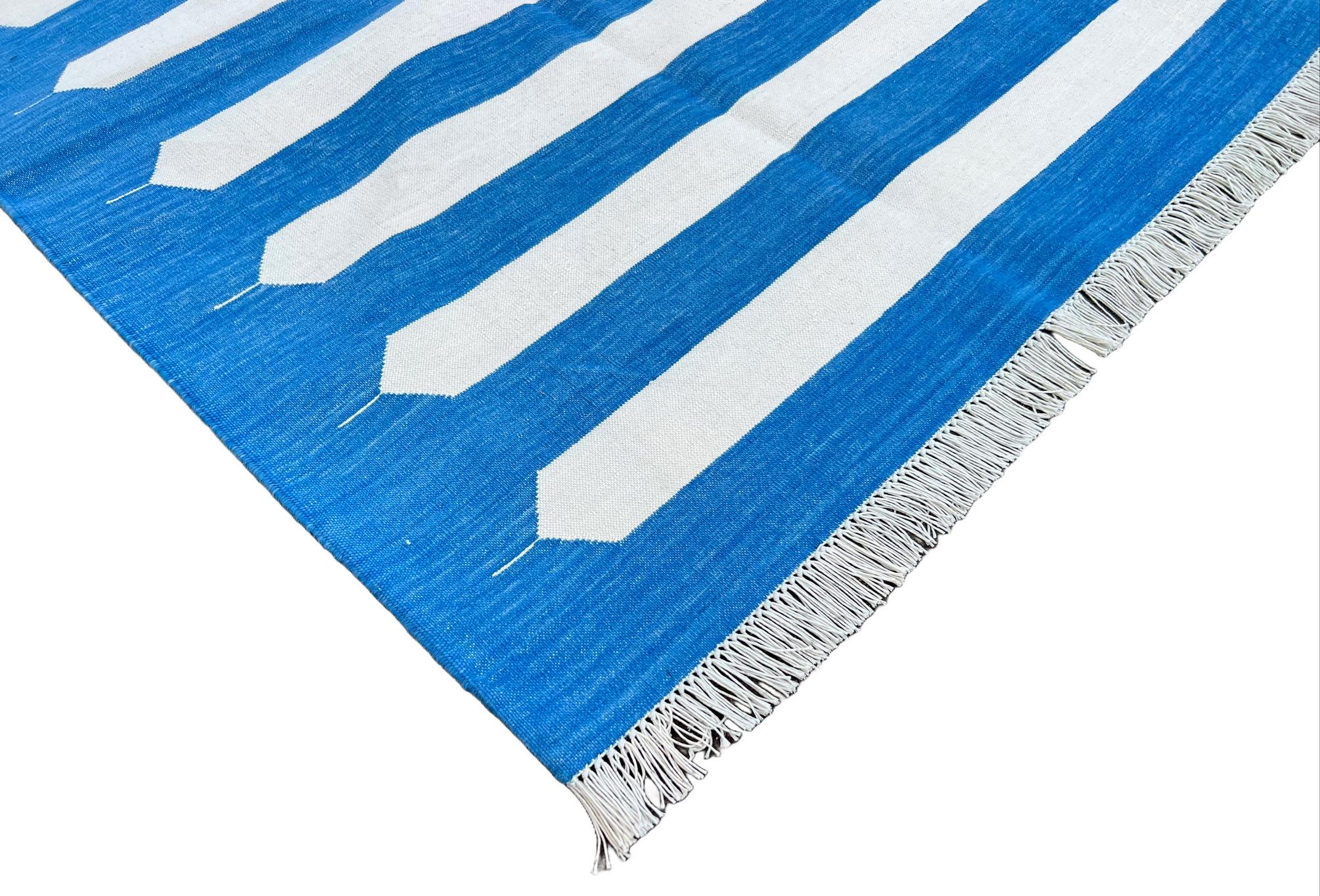 Handgefertigter Flachgewebe-Teppich aus Baumwolle, blau-weiß gestreifter indischer Dhurrie-Teppich (Moderne der Mitte des Jahrhunderts) im Angebot