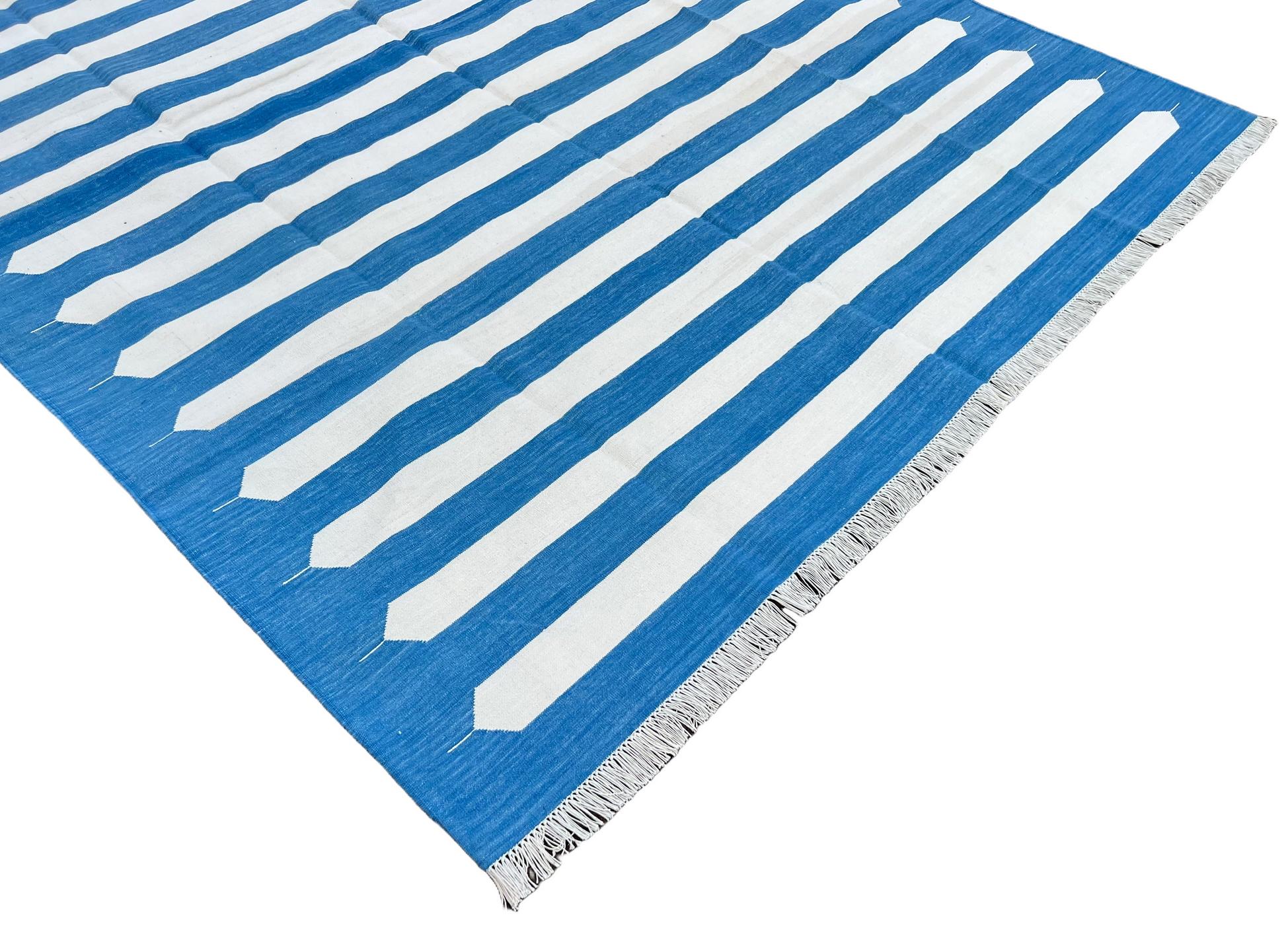 Handgefertigter Flachgewebe-Teppich aus Baumwolle, blau-weiß gestreifter indischer Dhurrie-Teppich (Indisch) im Angebot