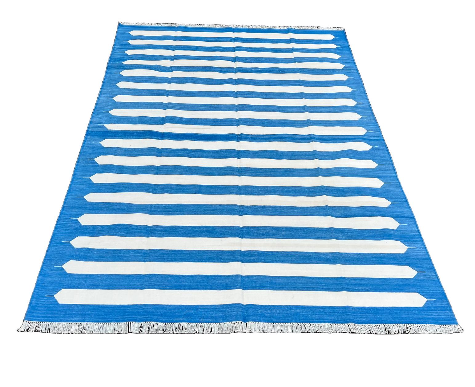 Handgefertigter Flachgewebe-Teppich aus Baumwolle, blau-weiß gestreifter indischer Dhurrie-Teppich (Handgewebt) im Angebot
