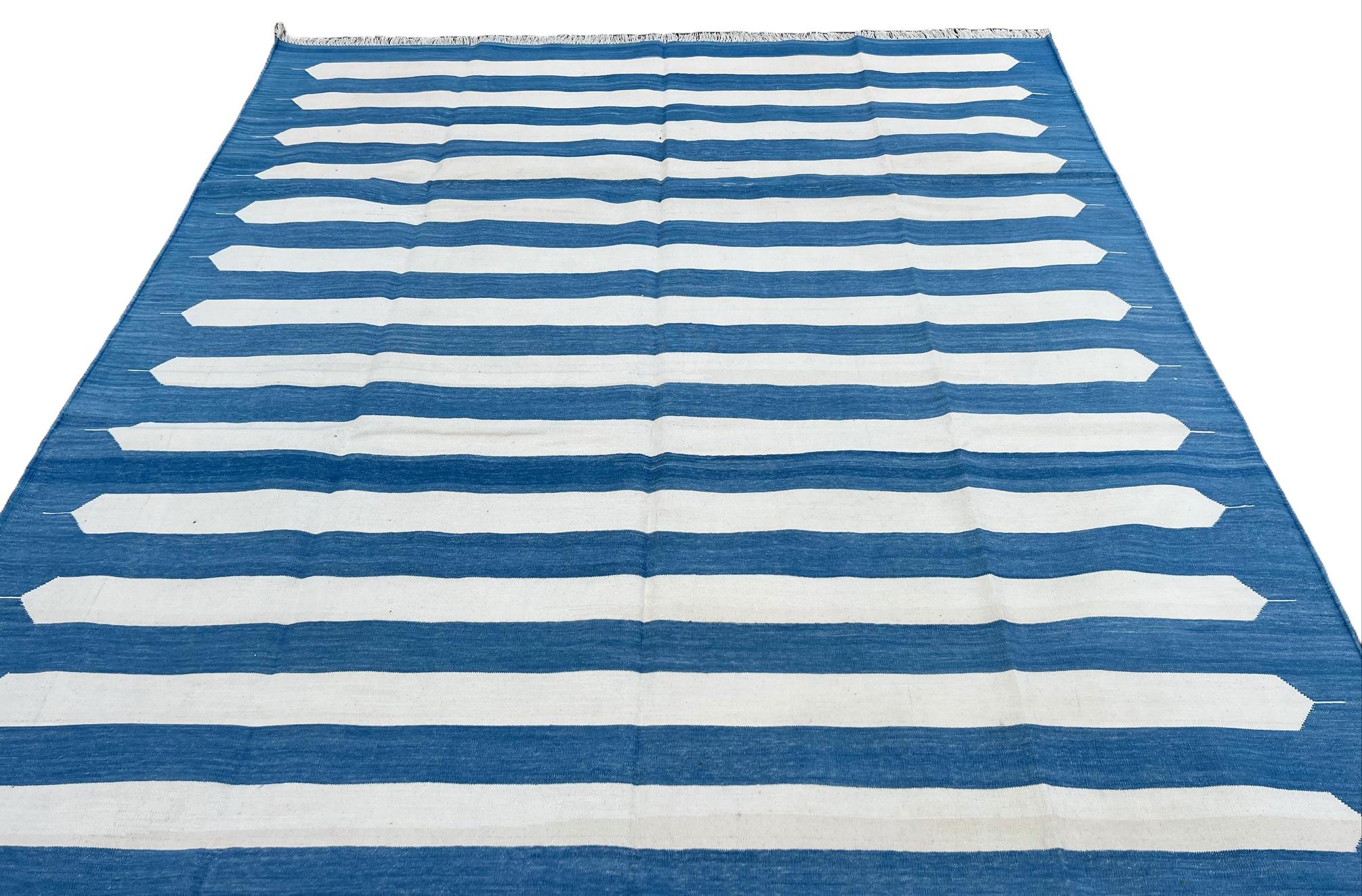 Handgefertigter Flachgewebe-Teppich aus Baumwolle, blau-weiß gestreifter indischer Dhurrie-Teppich im Zustand „Neu“ im Angebot in Jaipur, IN