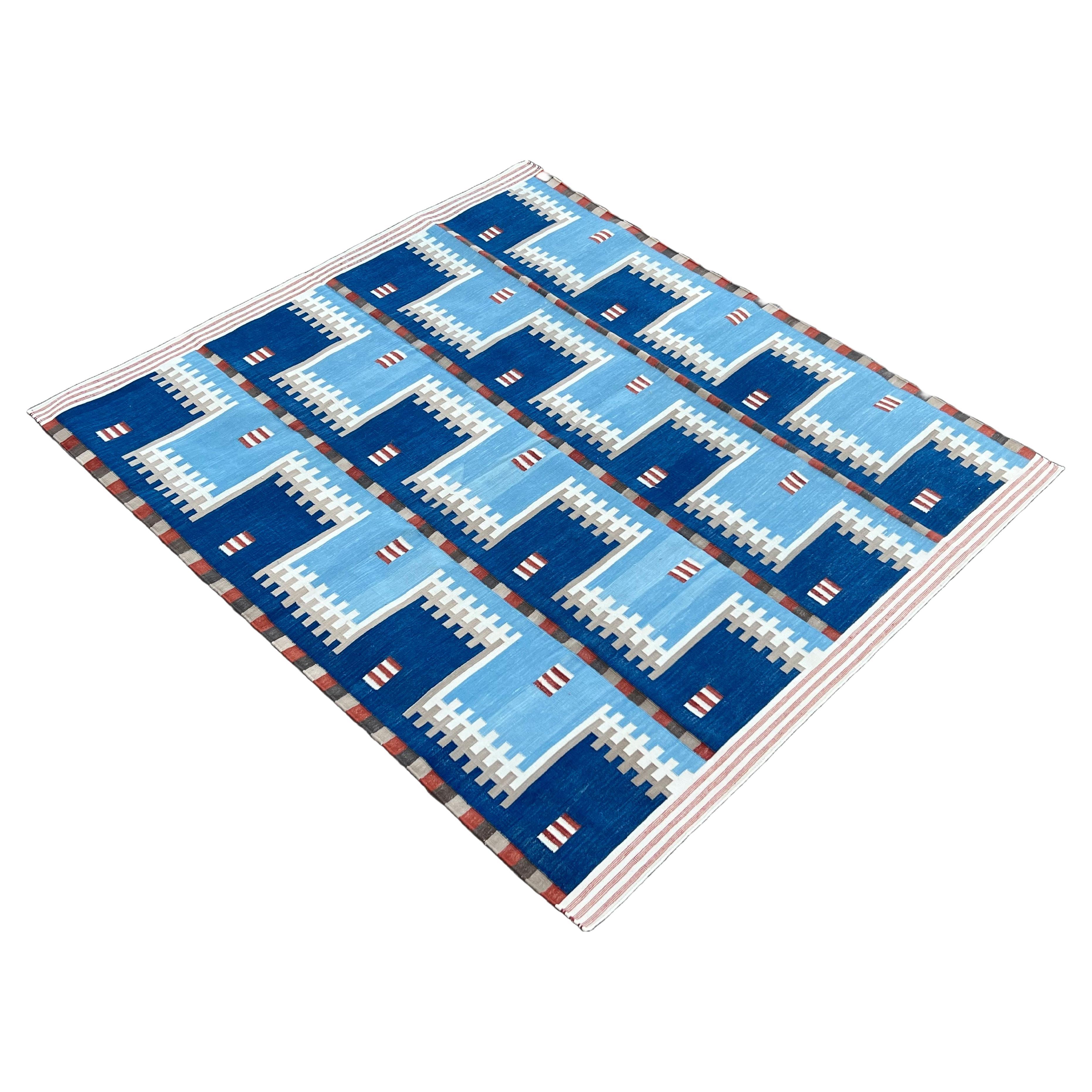 Handgefertigter Flachgewebe-Teppich aus Baumwolle, Blau, Creme, Beige, Geometrischer indischer Dhurrie