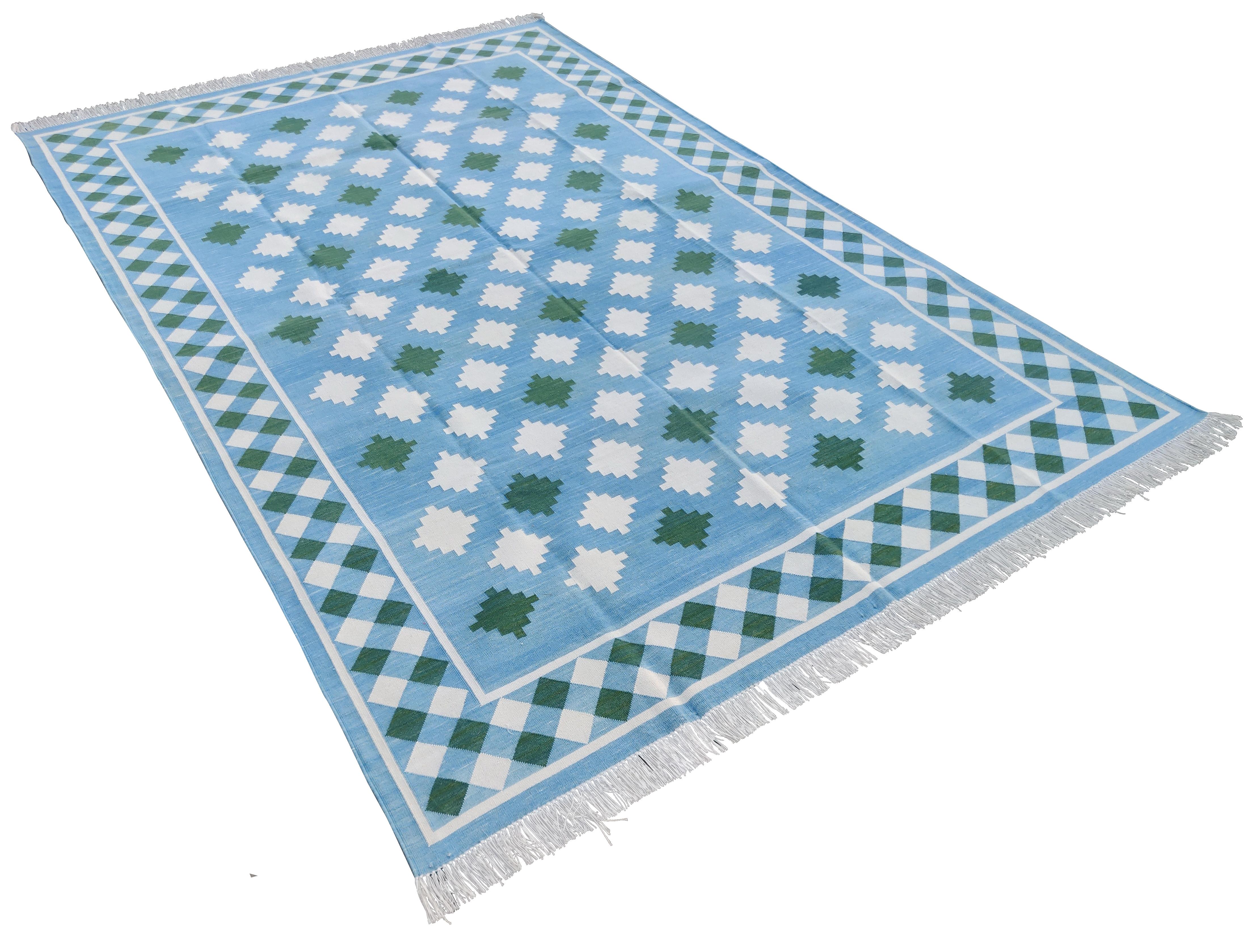 Tapis indien en coton teint dans la masse crème, bleu ciel et vert avec étoiles géométriques-6'x9'.
Ces dhurries spéciales à tissage plat sont tissées à la main avec du fil 100 % coton 15 plis. En raison des techniques de fabrication spéciales