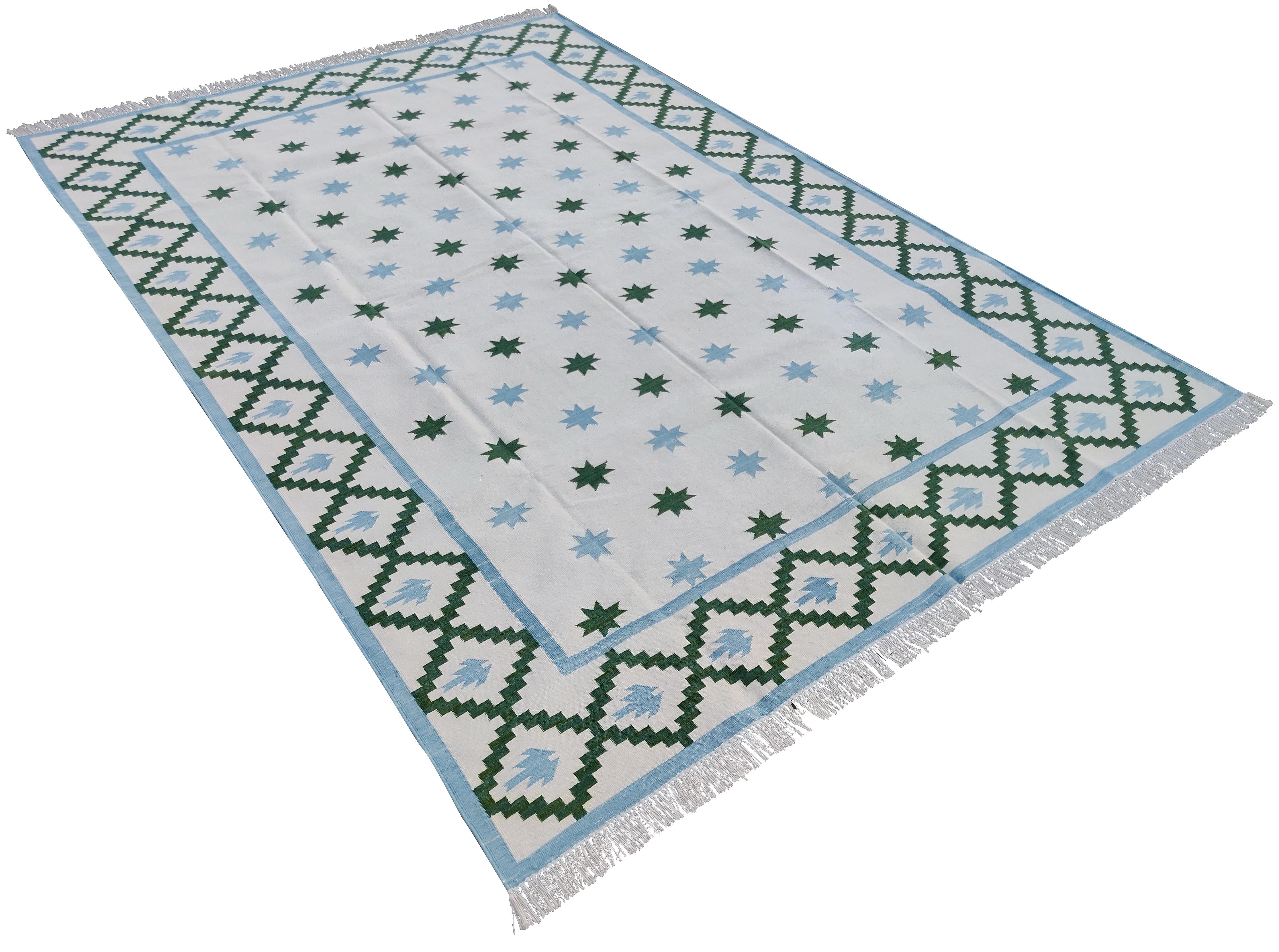 Tapis indien en coton teint dans la masse crème, bleu ciel et vert avec étoiles géométriques-6'x9'.
Ces dhurries spéciales à tissage plat sont tissées à la main avec du fil 100 % coton 15 plis. En raison des techniques de fabrication spéciales