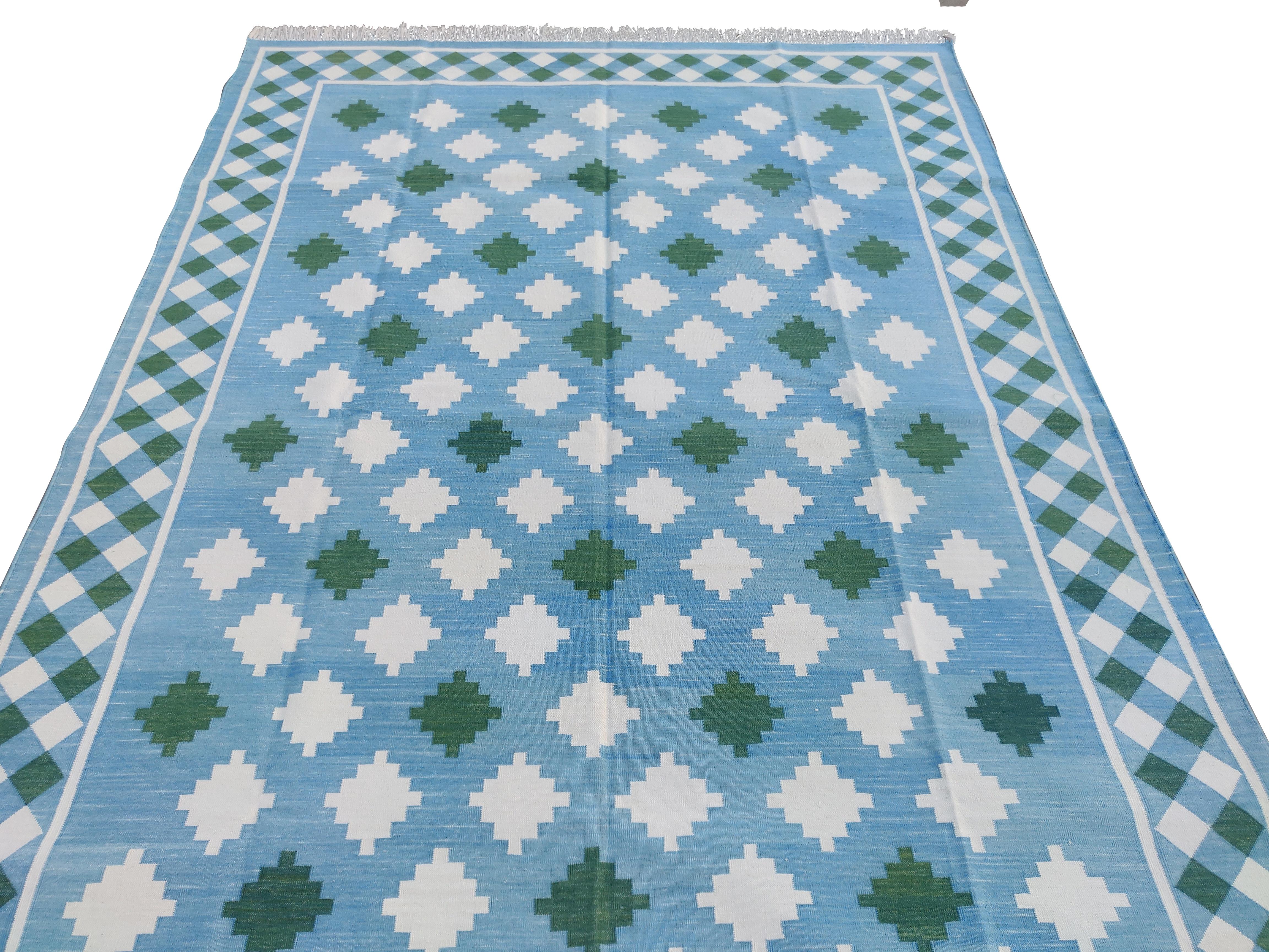 Handgefertigter Flachgewebe-Teppich aus Baumwolle, blauer & grüner indischer Stern-Indianer Dhurrie-Teppich im Zustand „Neu“ im Angebot in Jaipur, IN