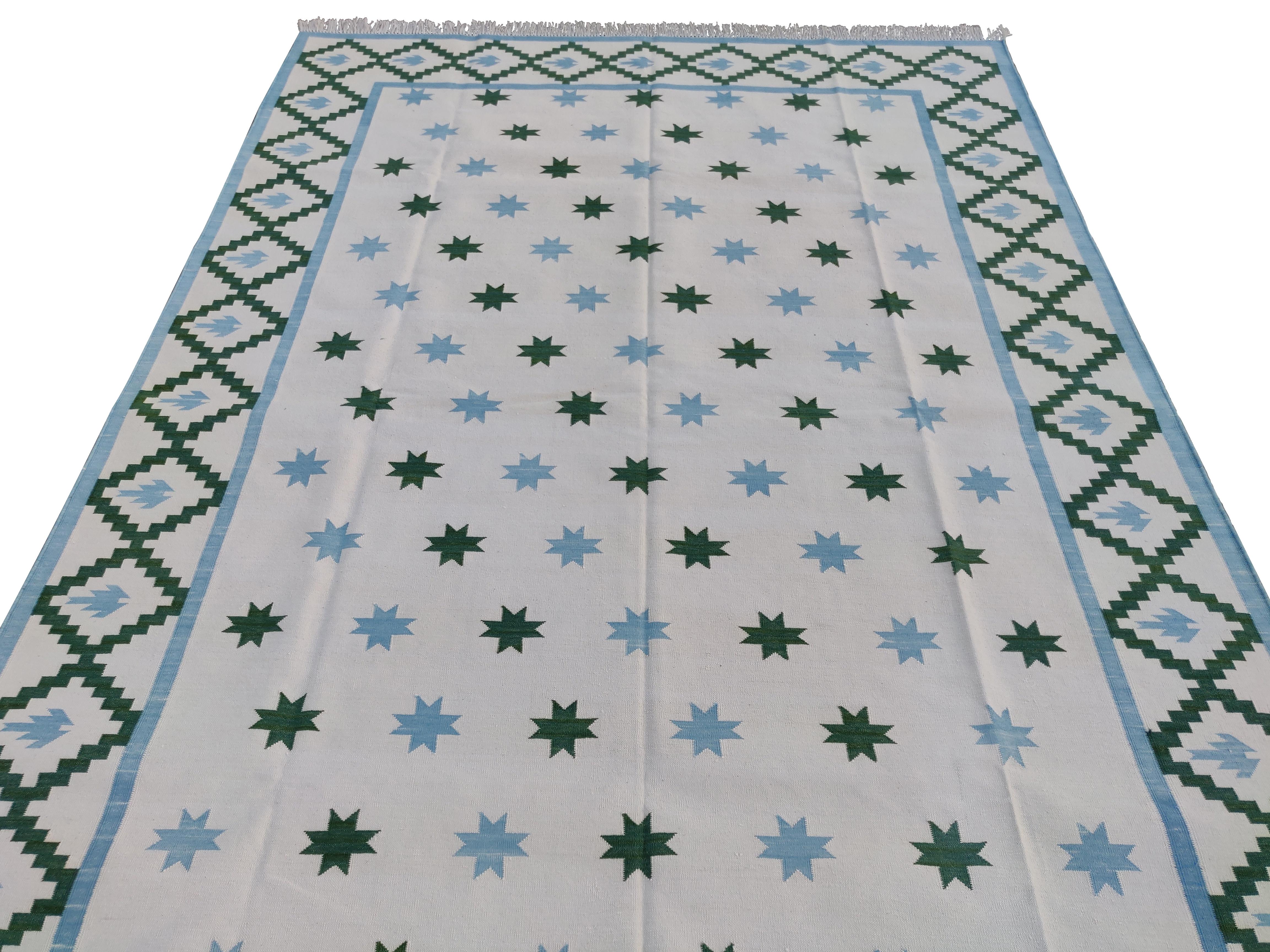 Handgefertigter Flachgewebe-Teppich aus Baumwolle, blauer & grüner indischer Stern-Indianer Dhurrie-Teppich im Zustand „Neu“ im Angebot in Jaipur, IN