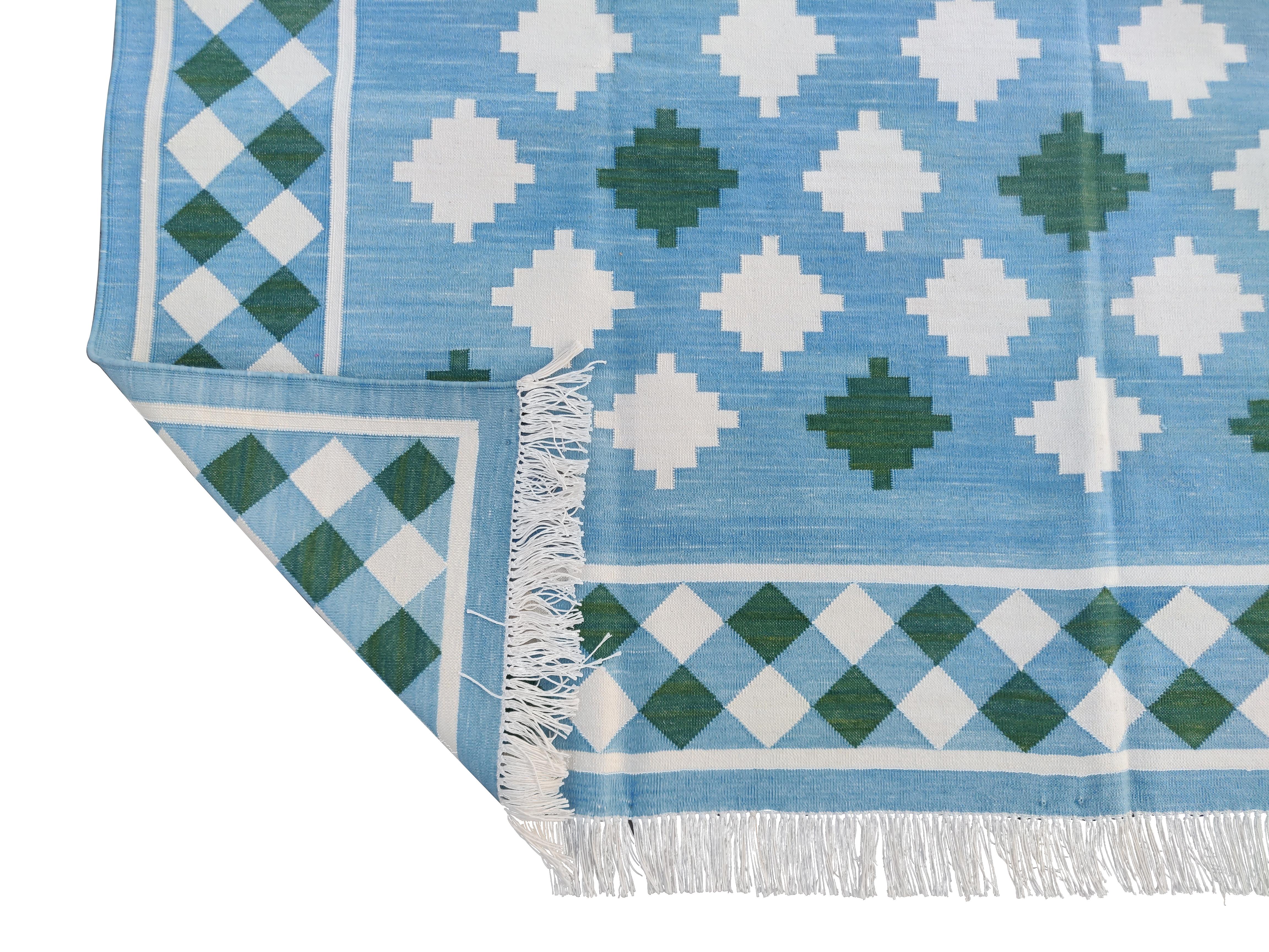 Handgefertigter Flachgewebe-Teppich aus Baumwolle, blauer & grüner indischer Stern-Indianer Dhurrie-Teppich im Angebot 1