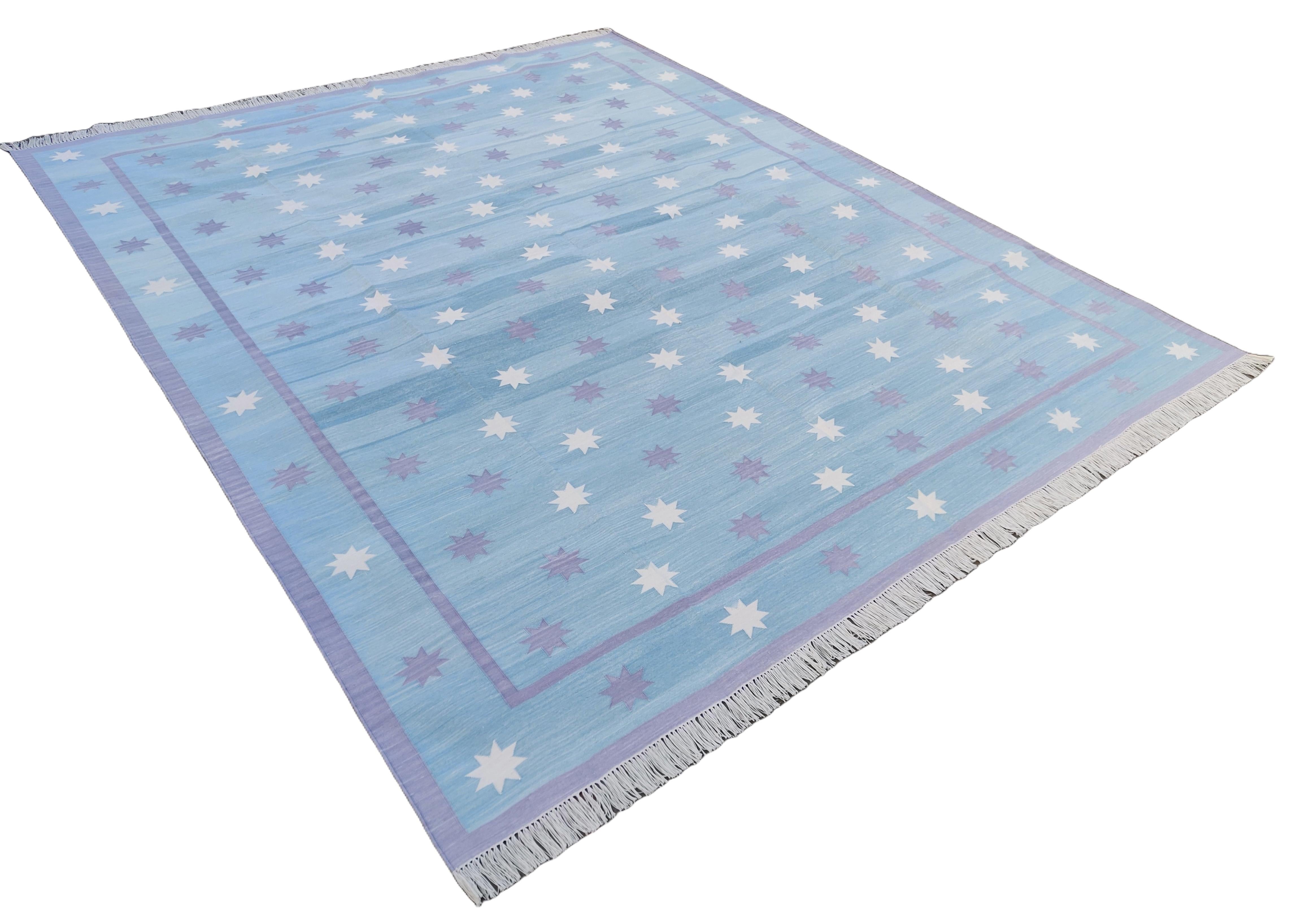 Baumwolle pflanzlich gefärbt Reversible Sky Blue, Lavendel & Creme Indian Star Geometric Rug - 8'x10'
Diese speziellen flachgewebten Dhurries werden aus 15-fachem Garn aus 100% Baumwolle handgewebt. Aufgrund der speziellen Fertigungstechniken, die