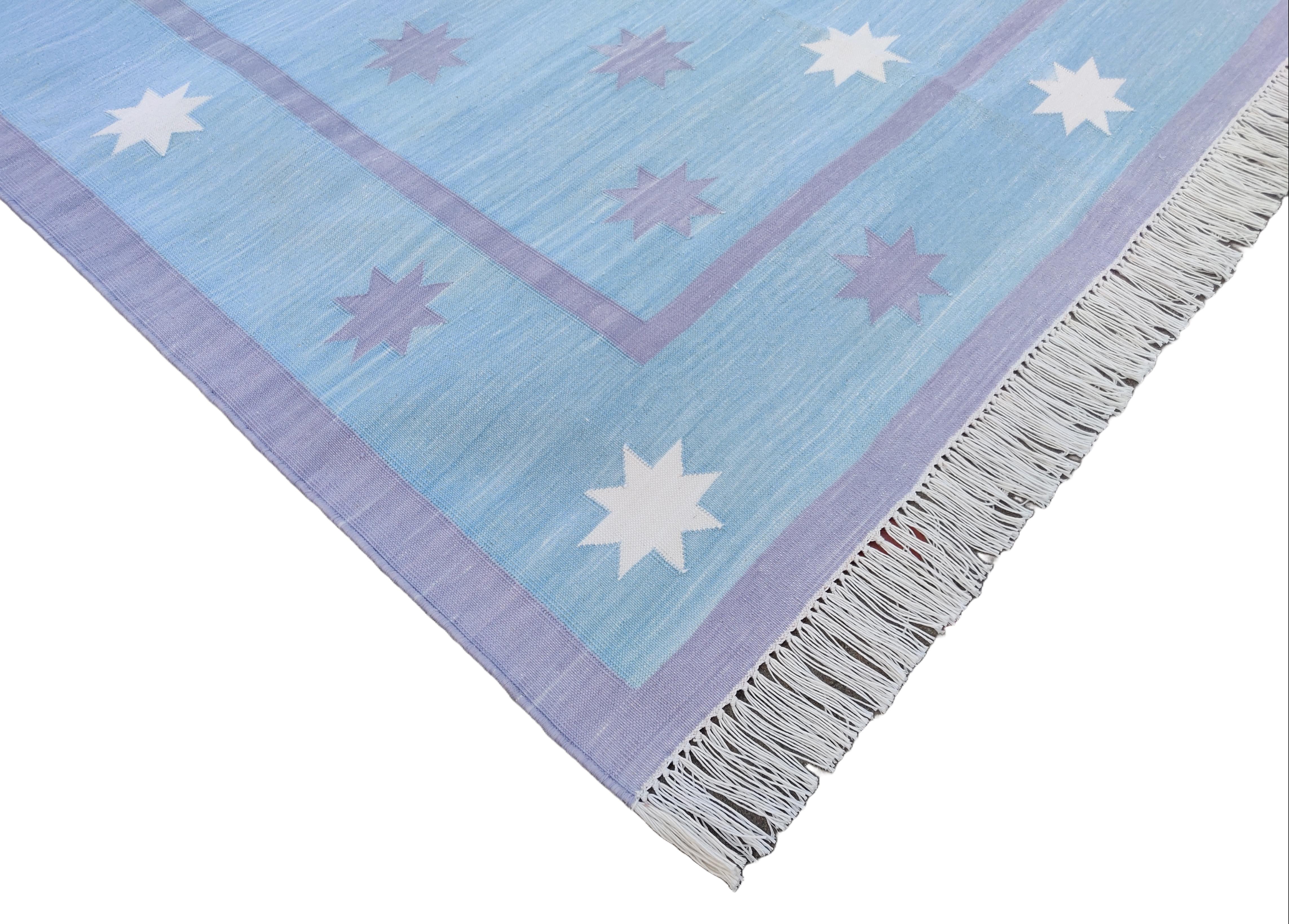 Handgefertigter Flachgewebe-Teppich aus Baumwolle, blau, lavendelfarben und cremefarben, indischer Stern Dhurrie (Indisch) im Angebot