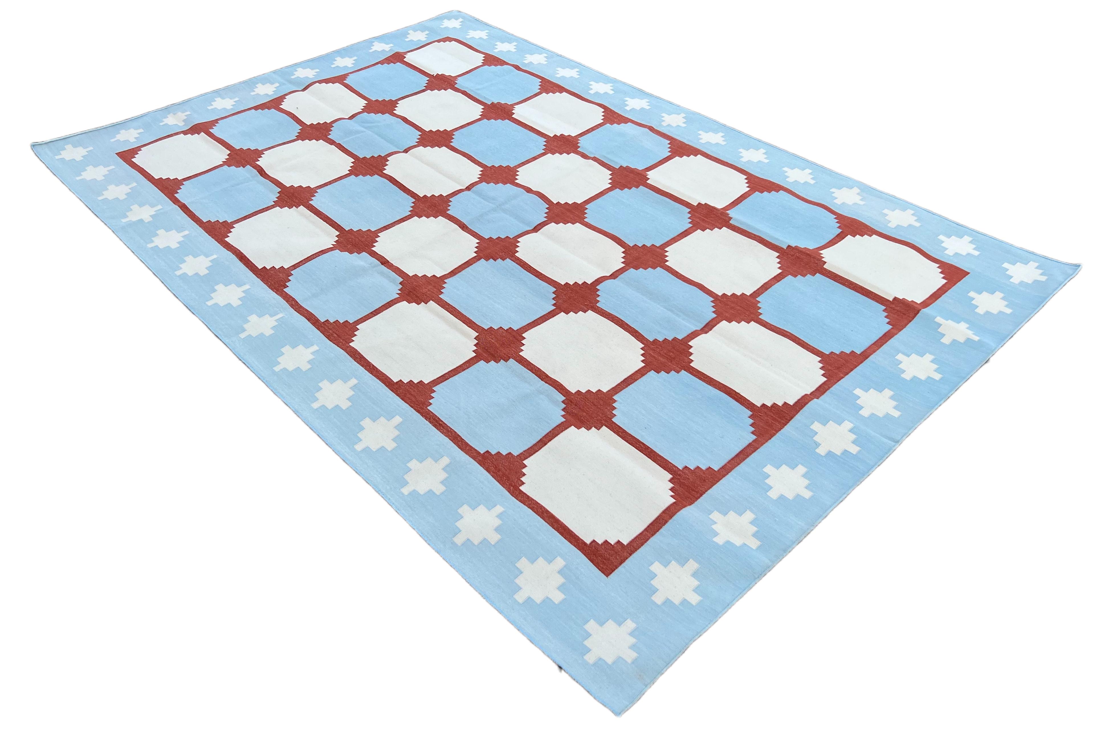 Baumwolle pflanzlich gefärbt Reversible Himmelblau und Rot Indian Star Geometrische Teppich - 6'x9'
Diese speziellen flachgewebten Dhurries werden aus 15-fachem Garn aus 100% Baumwolle handgewebt. Aufgrund der speziellen Fertigungstechniken, die zur