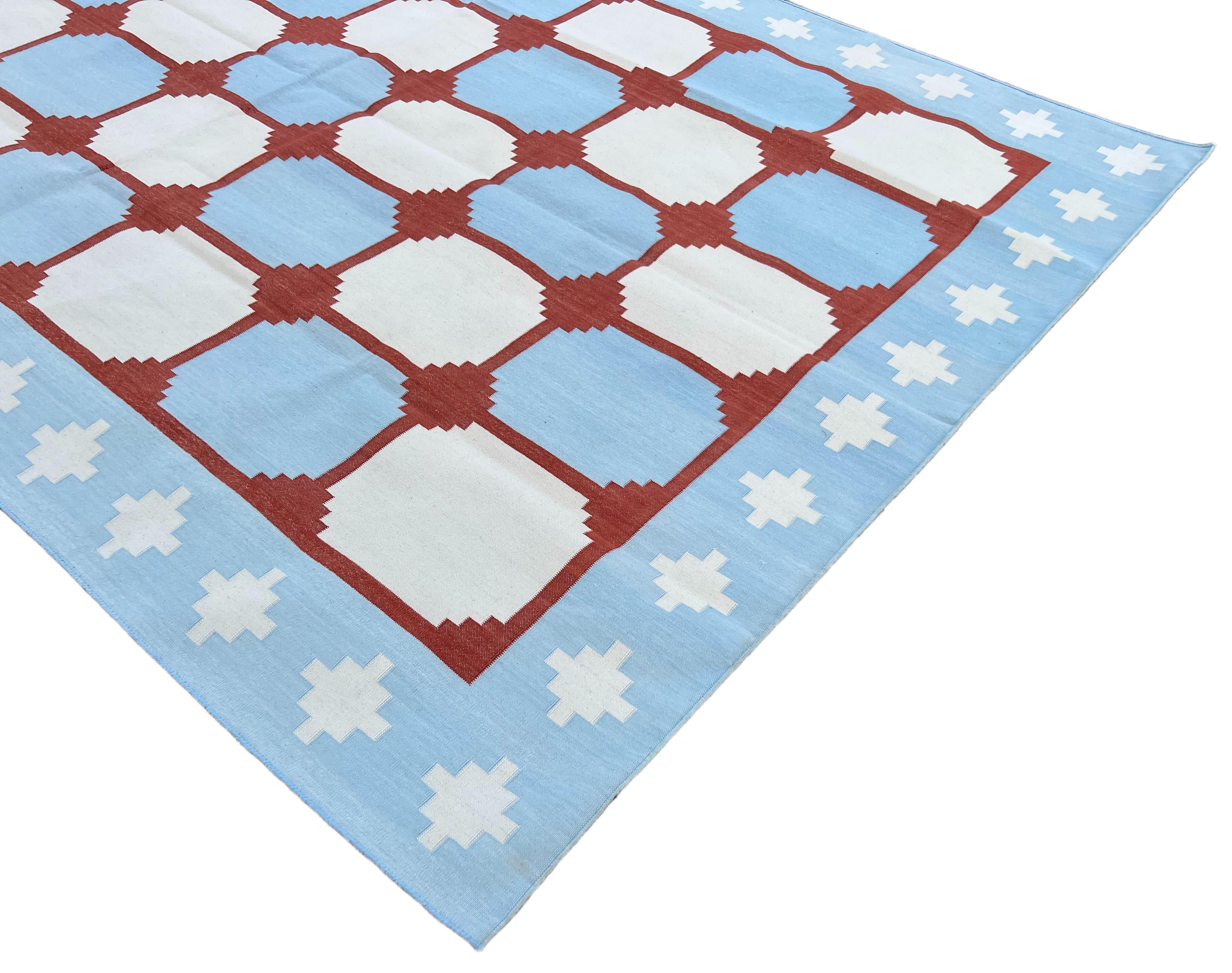 Handgefertigter Flachgewebe-Teppich aus Baumwolle, Blau & Rot Indischer Stern Geometrischer Dhurrie (Handgewebt) im Angebot