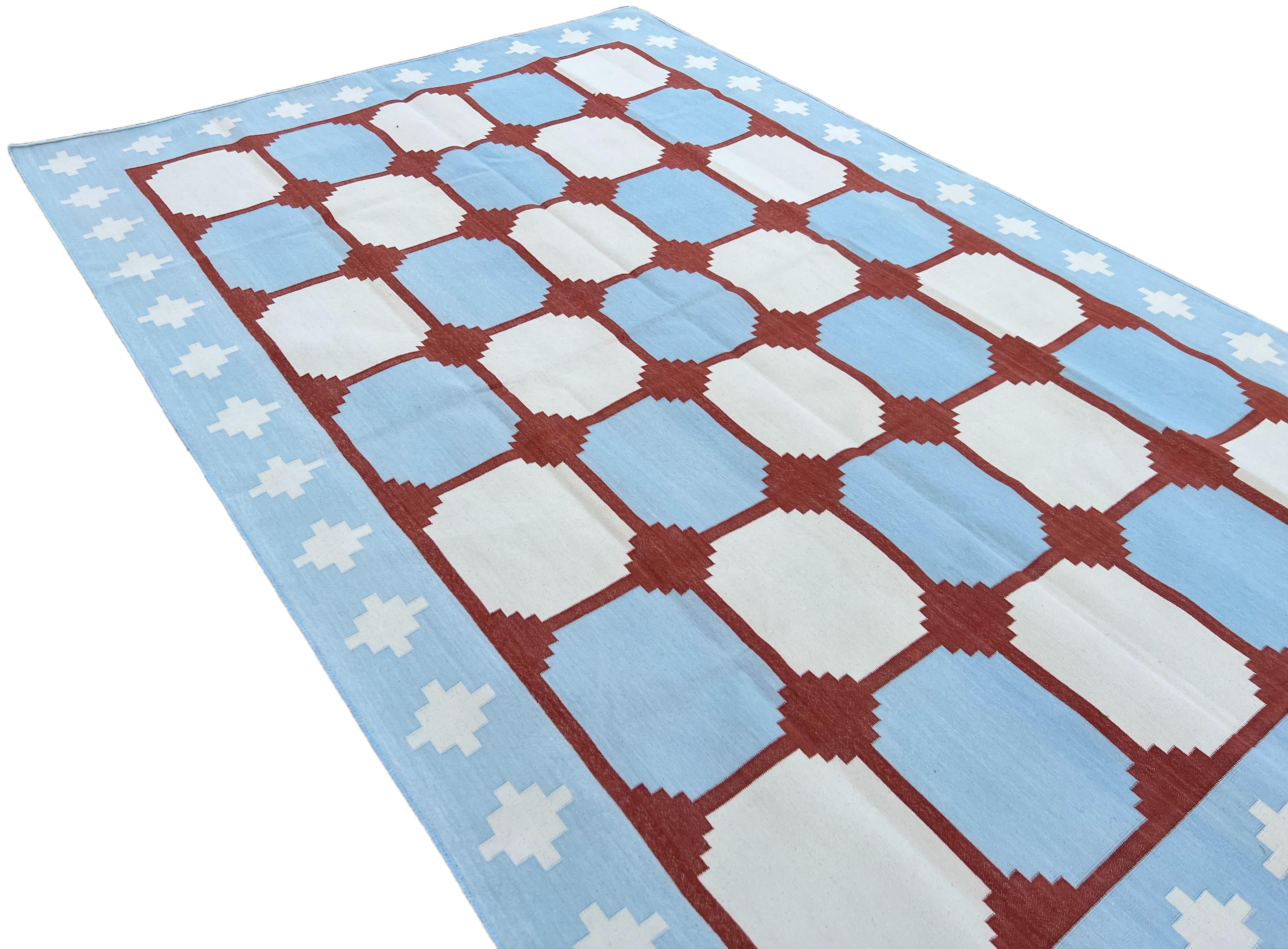 Handgefertigter Flachgewebe-Teppich aus Baumwolle, Blau & Rot Indischer Stern Geometrischer Dhurrie im Zustand „Neu“ im Angebot in Jaipur, IN