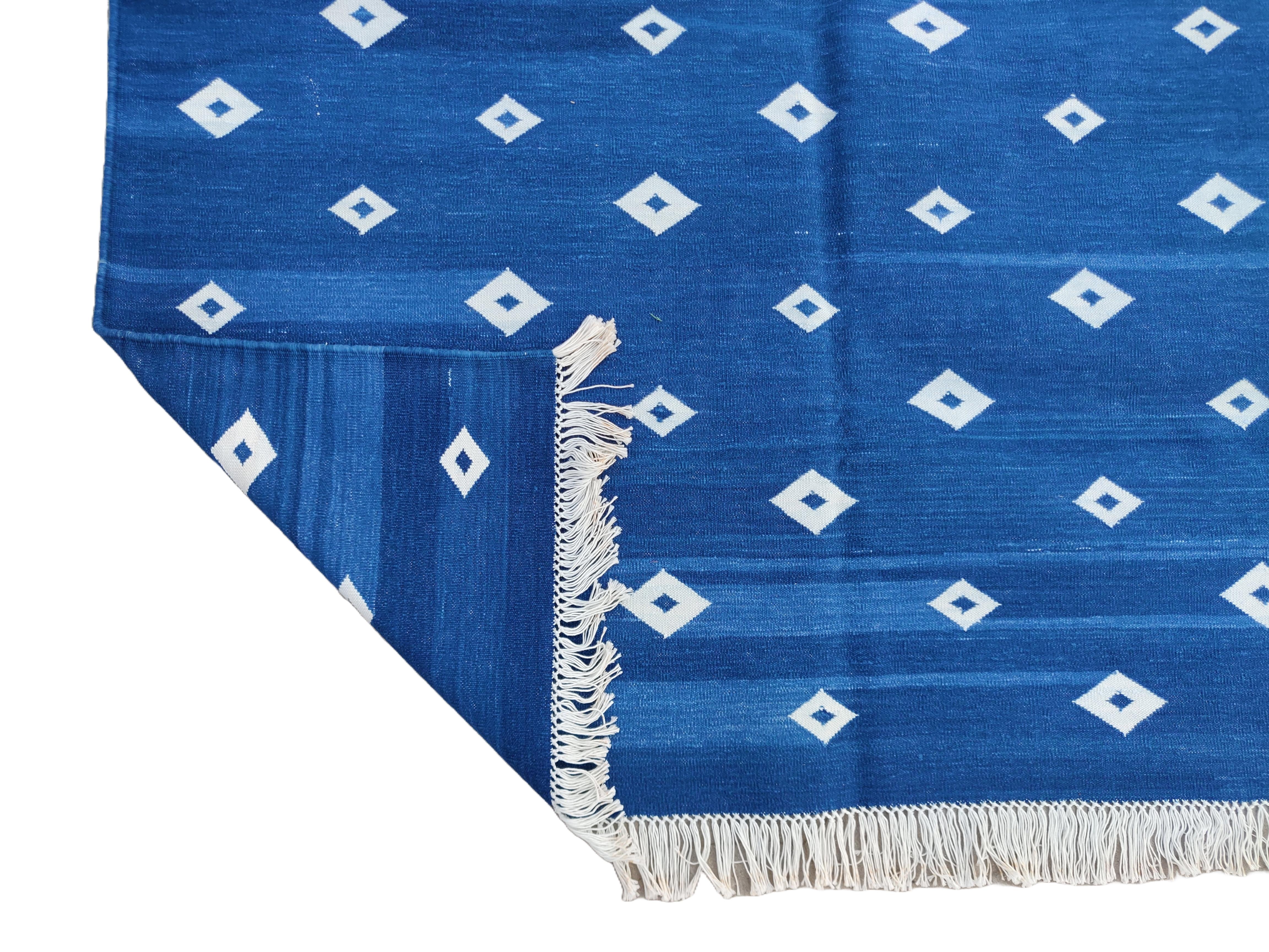 Handgefertigter Flachgewebe-Teppich aus Baumwolle, blau-weißes Diamantmuster, indisch Dhurrie (Handgewebt) im Angebot
