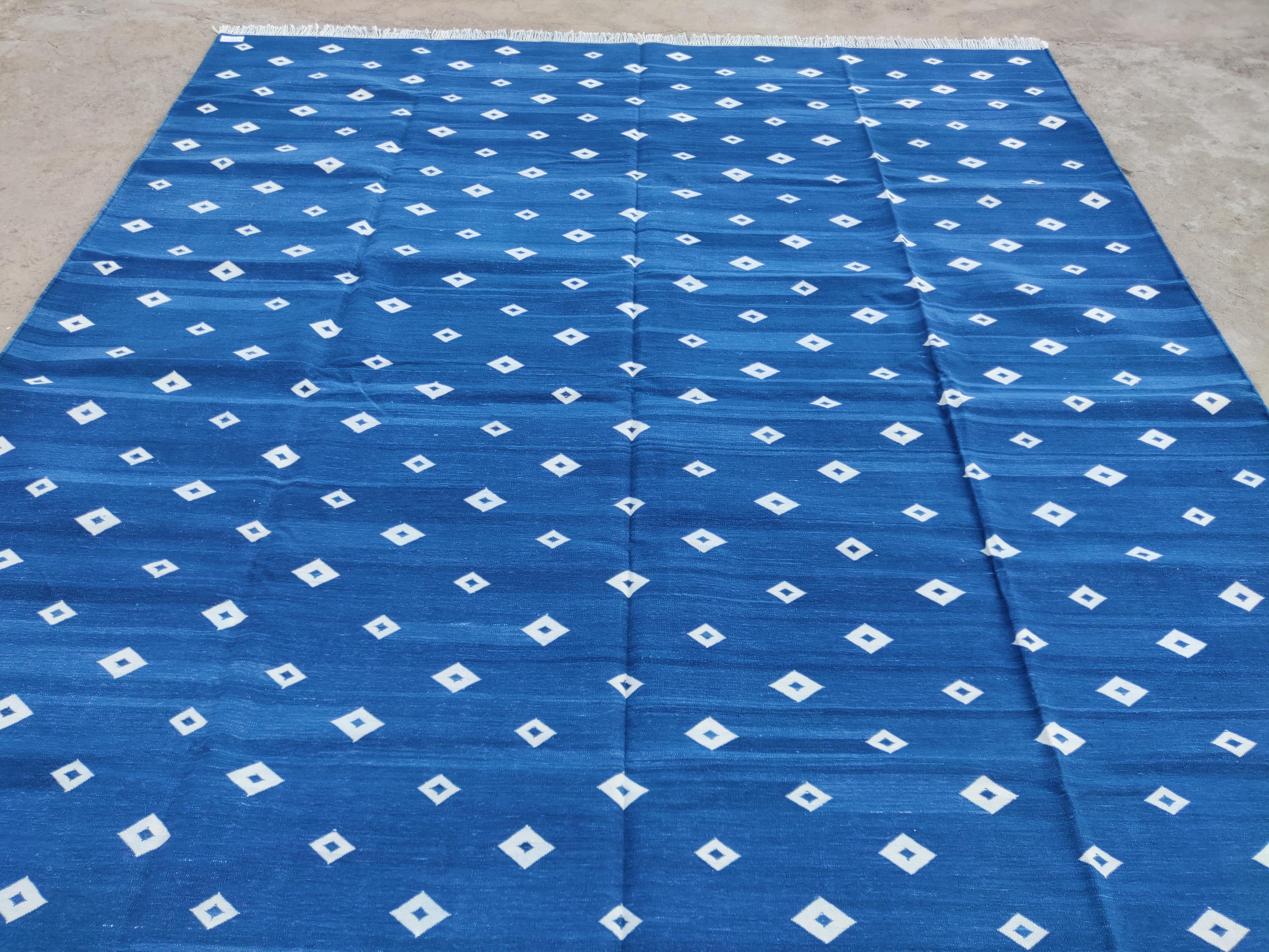 Handgefertigter Flachgewebe-Teppich aus Baumwolle, blau-weißes Diamantmuster, indisch Dhurrie im Angebot 1