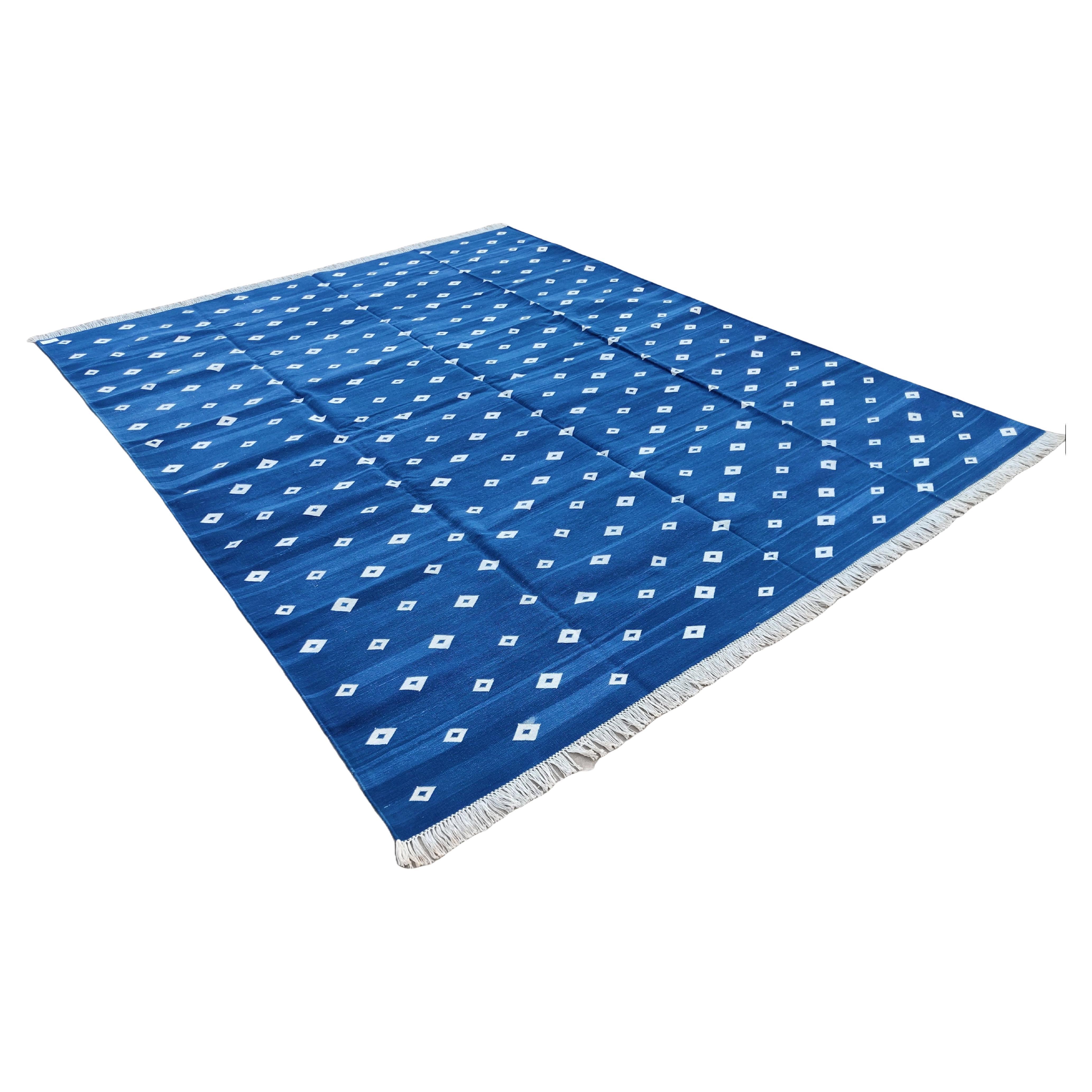 Handgefertigter Flachgewebe-Teppich aus Baumwolle, blau-weißes Diamantmuster, indisch Dhurrie im Angebot