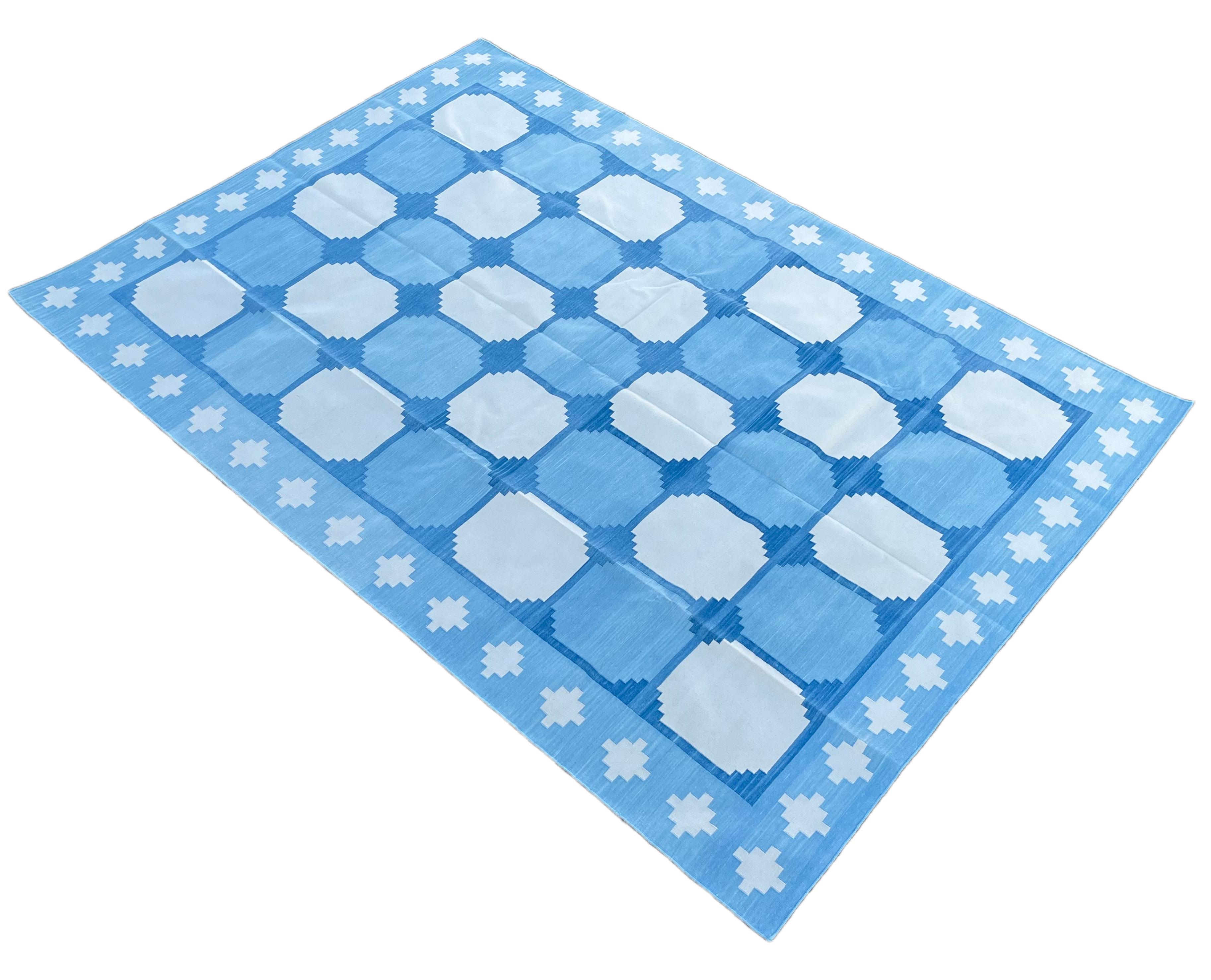 Handgefertigter Flachgewebe-Teppich aus Baumwolle, blau-weiß, geometrischer Kachel, indischer Dhurrie, Dhurrie im Angebot 4