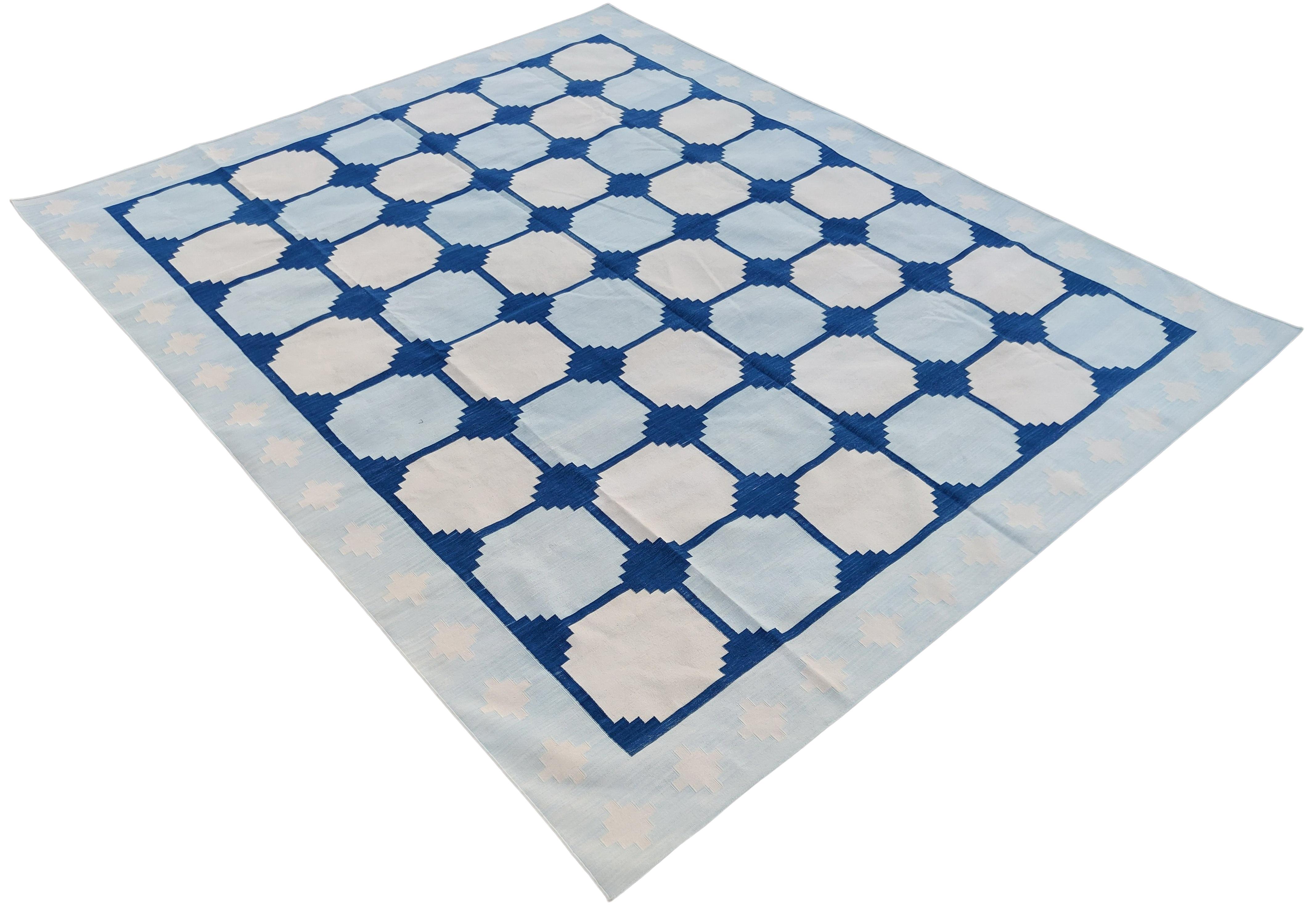 Tapis indien en coton teint végétal réversible bleu ciel et blanc à motifs géométriques - 8'x10'
Ces dhurries spéciales à tissage plat sont tissées à la main avec du fil 100 % coton 15 plis. En raison des techniques de fabrication spéciales