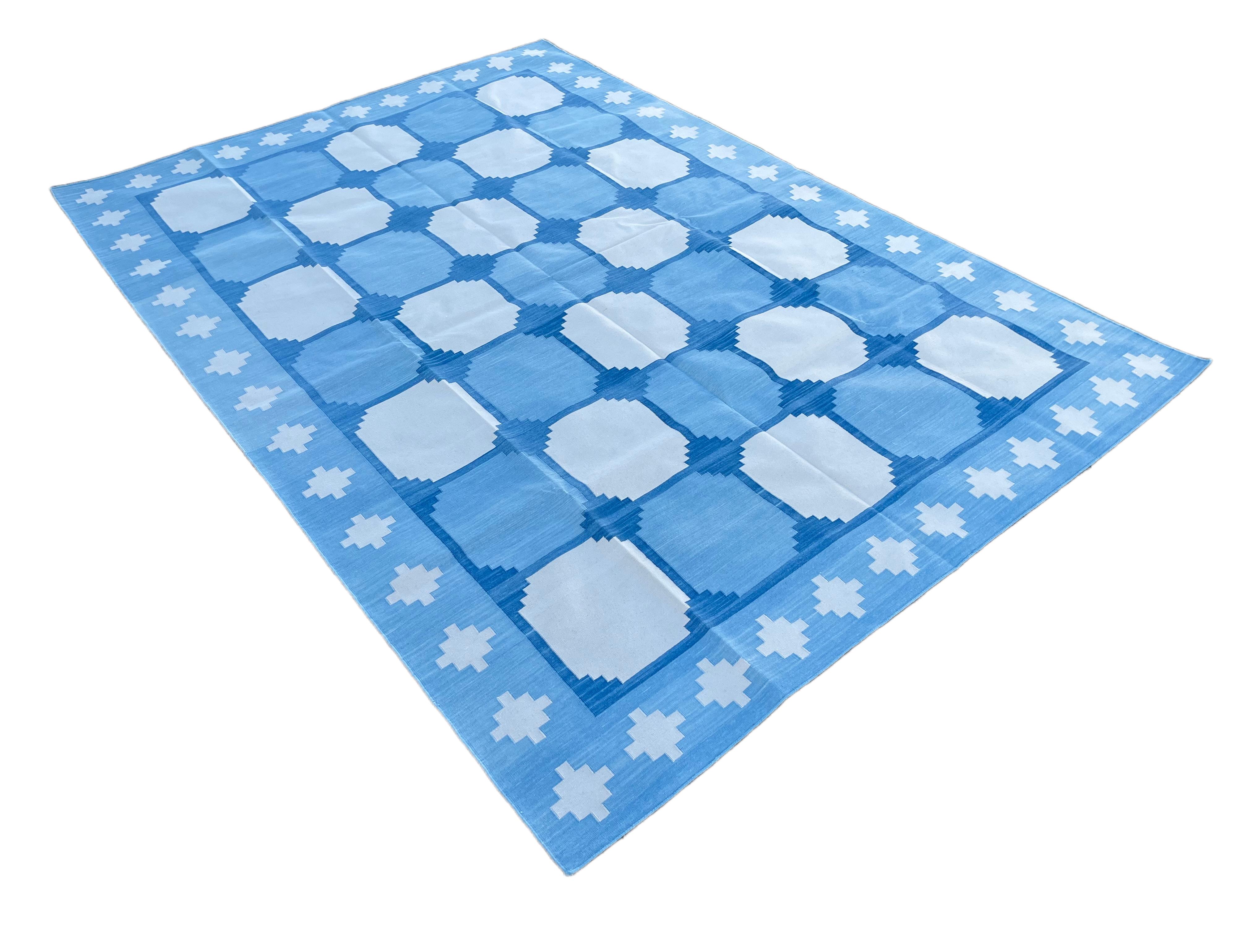 Baumwolle pflanzlich gefärbt Reversible Blau und Weiß Geometrische gemusterte Fliese indischen Teppich - 6'x9'
Diese speziellen flachgewebten Dhurries werden aus 15-fachem Garn aus 100% Baumwolle handgewebt. Aufgrund der speziellen