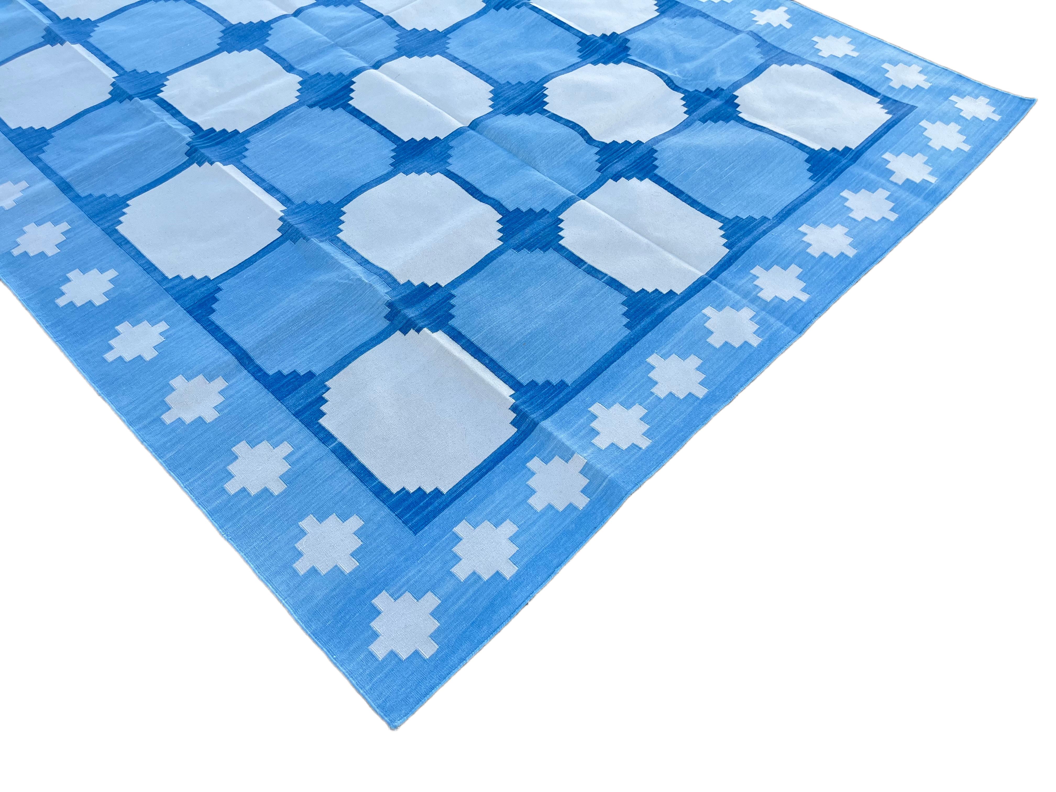 Handgefertigter Flachgewebe-Teppich aus Baumwolle, blau-weiß, geometrischer Kachel, indischer Dhurrie, Dhurrie (Indisch) im Angebot
