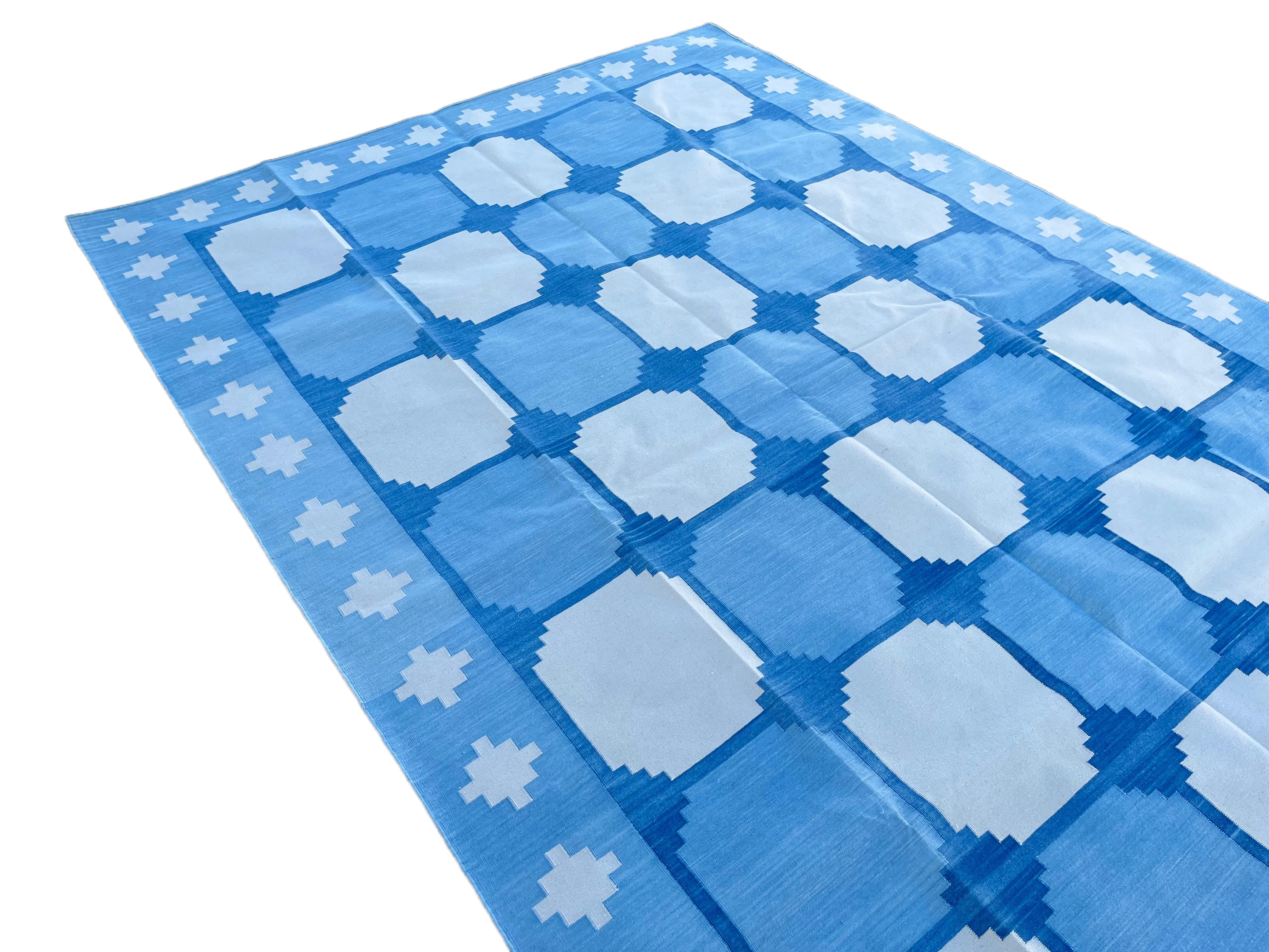Handgefertigter Flachgewebe-Teppich aus Baumwolle, blau-weiß, geometrischer Kachel, indischer Dhurrie, Dhurrie (Handgewebt) im Angebot