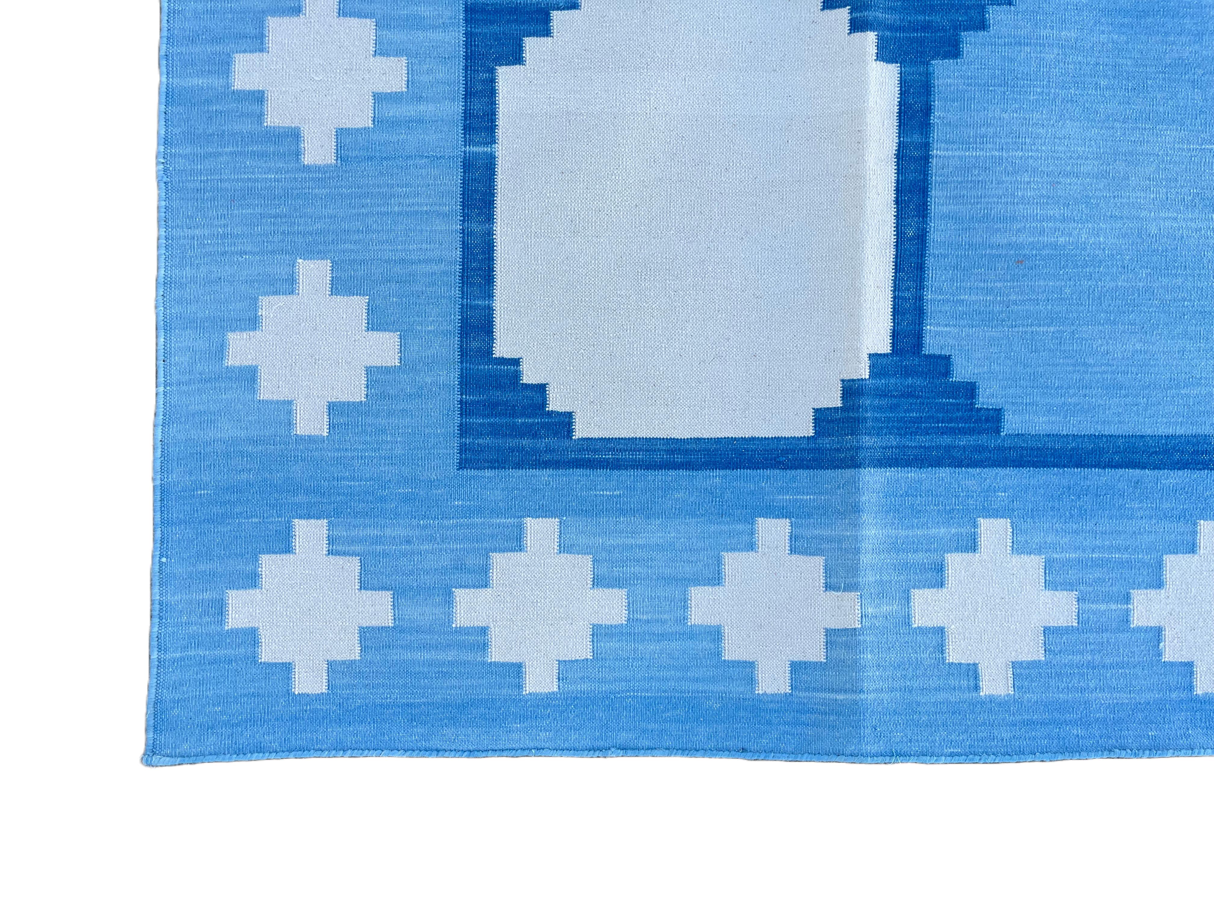 Handgefertigter Flachgewebe-Teppich aus Baumwolle, blau-weiß, geometrischer Kachel, indischer Dhurrie, Dhurrie (21. Jahrhundert und zeitgenössisch) im Angebot