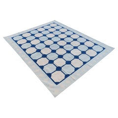 Handgefertigter Flachgewebe-Teppich aus Baumwolle, blau-weiß, geometrischer Kachel, indischer Dhurrie, Dhurrie