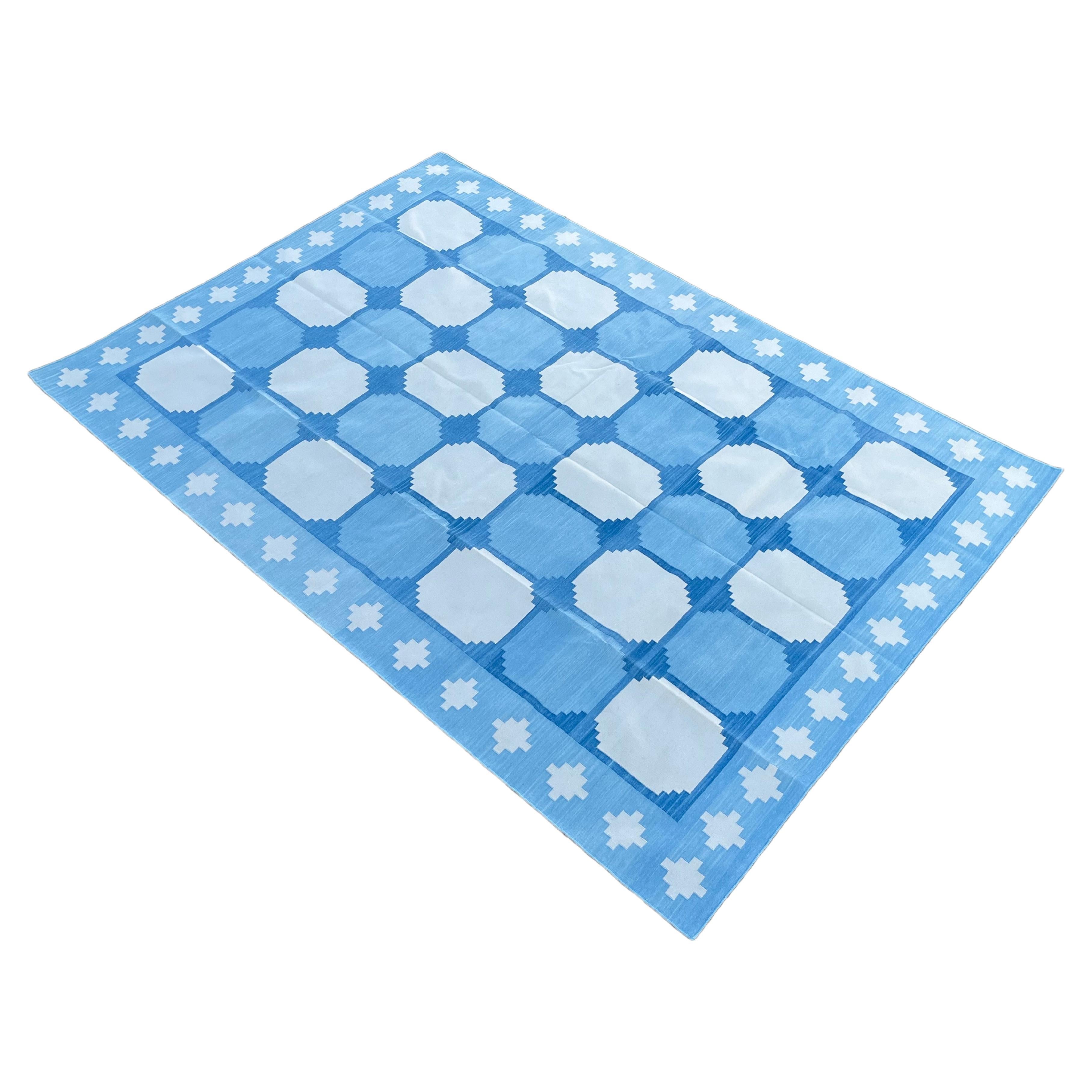 Handgefertigter Flachgewebe-Teppich aus Baumwolle, blau-weiß, geometrischer Kachel, indischer Dhurrie, Dhurrie im Angebot