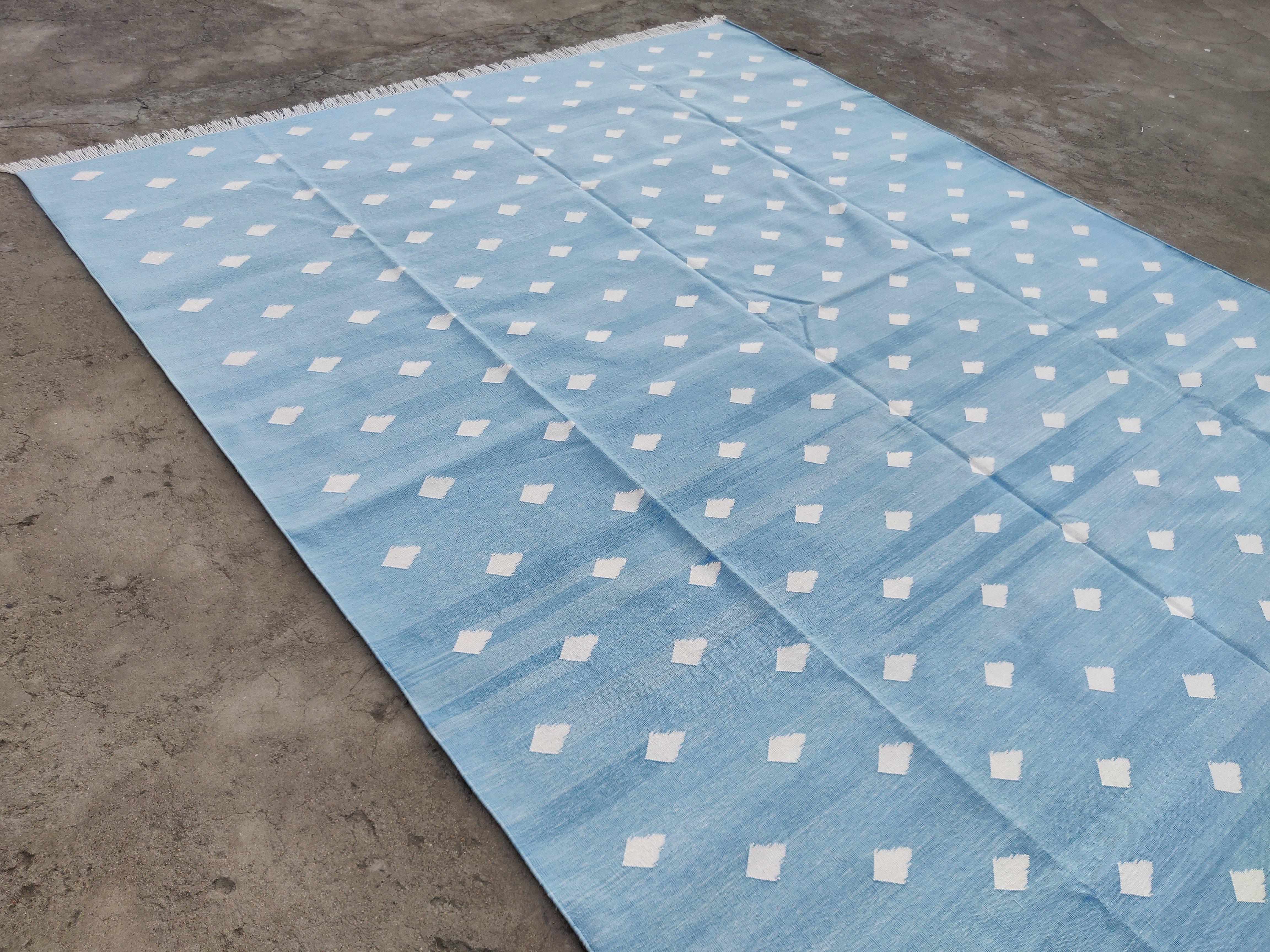 Handgefertigter Flachgewebe-Teppich aus Baumwolle, blau-weiß gemusterter indischer Dhurrie mit Blattmuster im Angebot 3