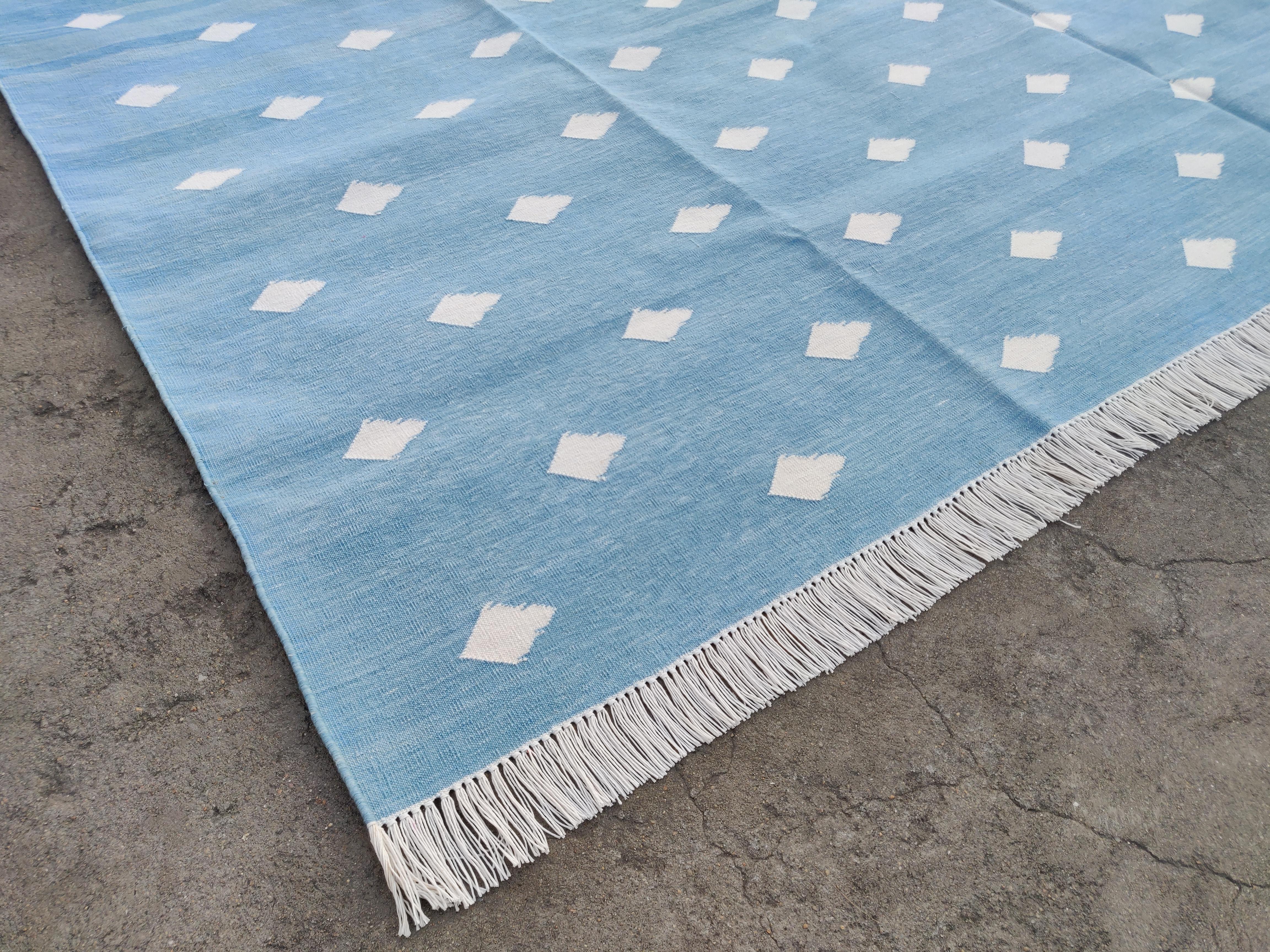 Handgefertigter Flachgewebe-Teppich aus Baumwolle, blau-weiß gemusterter indischer Dhurrie mit Blattmuster (Indisch) im Angebot