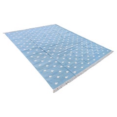 Handgefertigter Flachgewebe-Teppich aus Baumwolle, blau-weiß gemusterter indischer Dhurrie mit Blattmuster