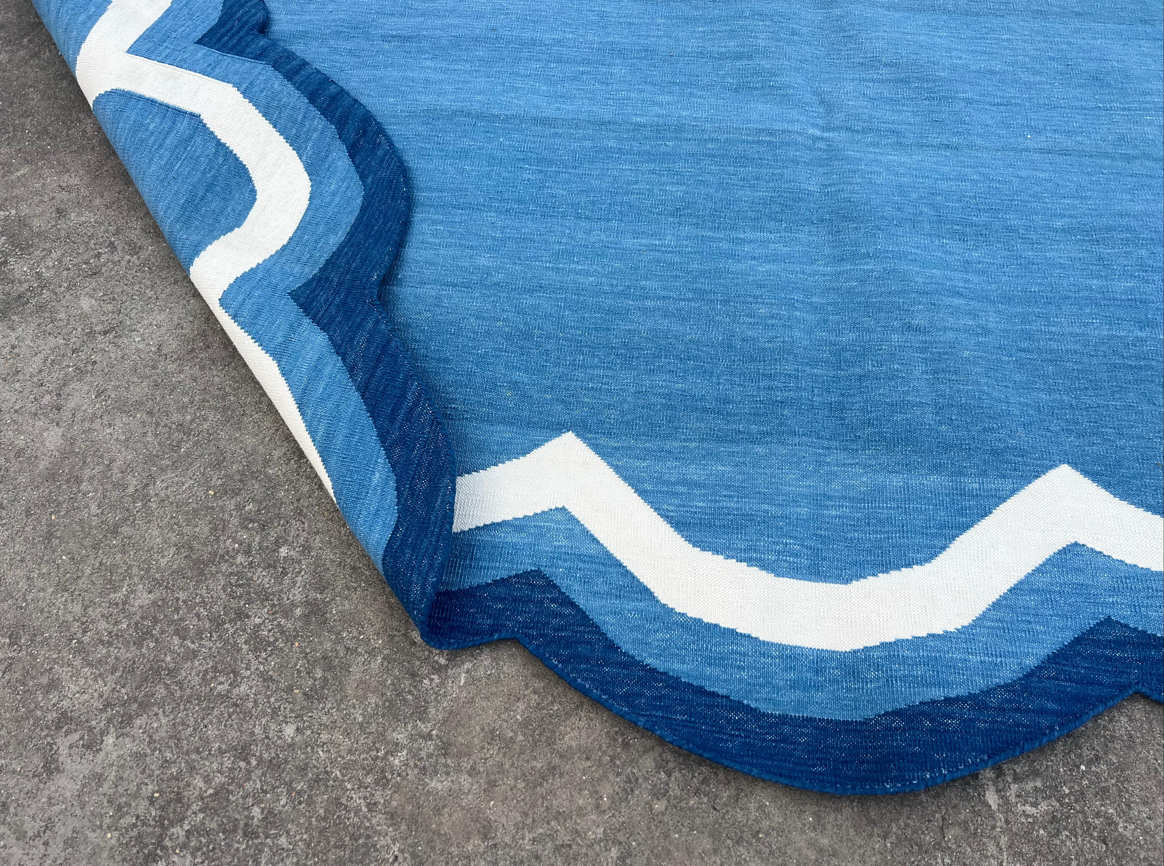 Handgefertigter Flachgewebe-Teppich aus Baumwolle, blau-weiß, rund gewölbter, indischer Dhurrie mit Wellenschliff im Angebot 4