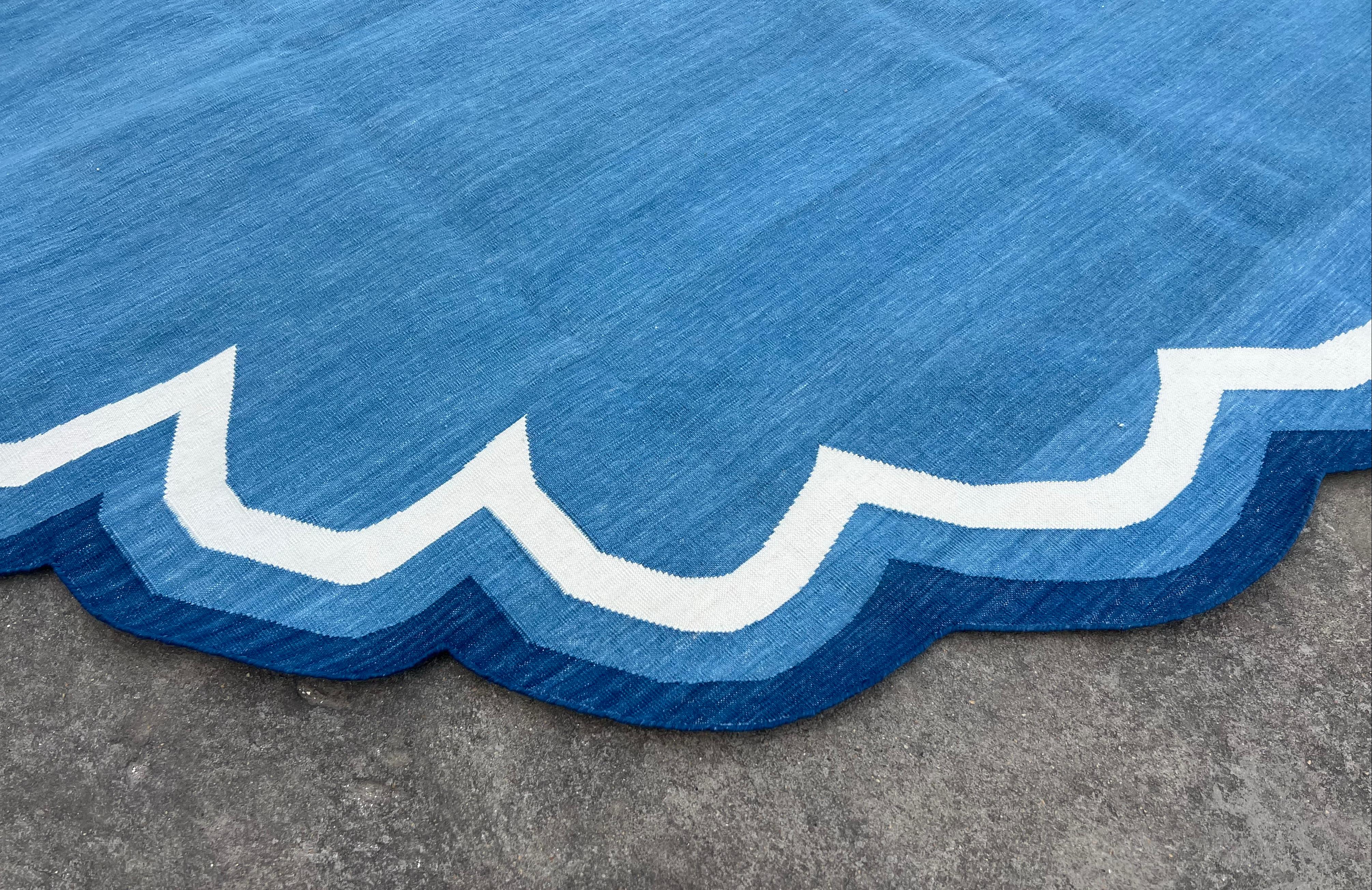 Handgefertigter Flachgewebe-Teppich aus Baumwolle, blau-weiß, rund gewölbter, indischer Dhurrie mit Wellenschliff im Angebot 5
