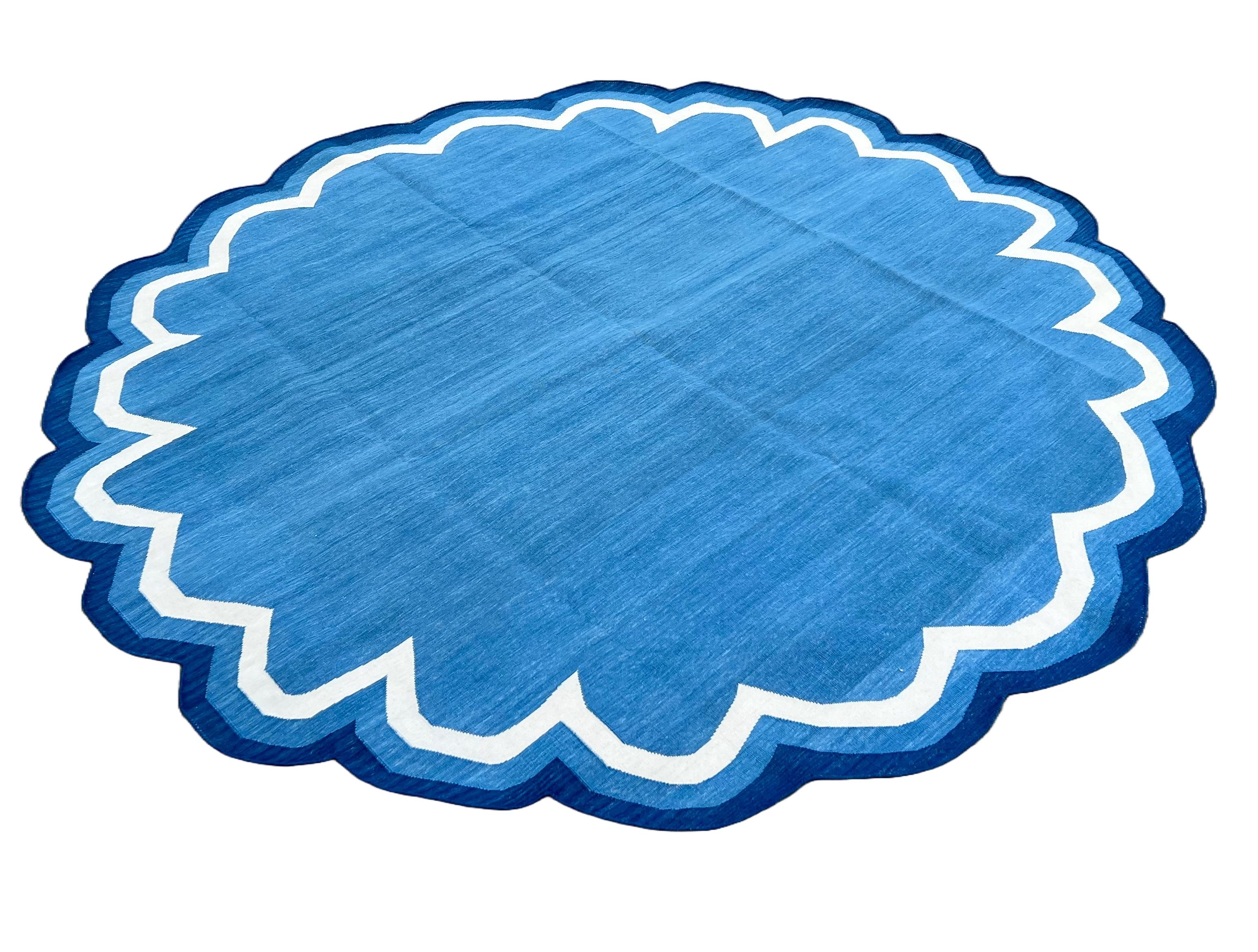 Baumwolle pflanzlich gefärbt Indigo Blau & Weiß Runde Scalloped Teppich-6' Día 
Diese speziellen flachgewebten Dhurries werden aus 15-fachem Garn aus 100% Baumwolle handgewebt. Aufgrund der speziellen Fertigungstechniken, die zur Herstellung unserer