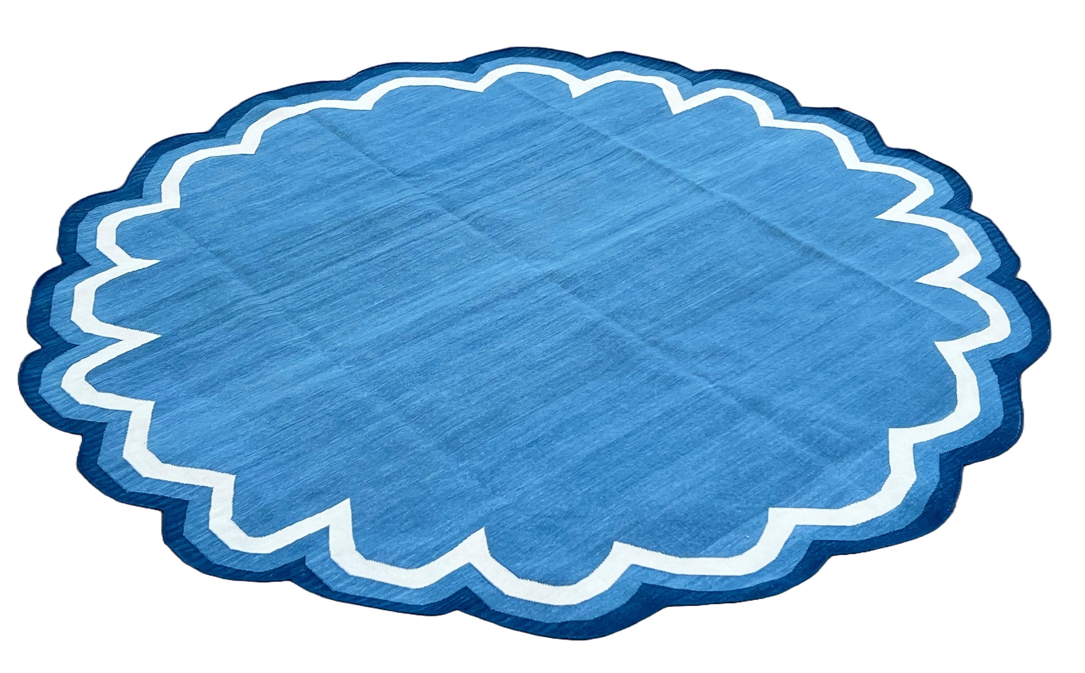 Handgefertigter Flachgewebe-Teppich aus Baumwolle, blau-weiß, rund gewölbter, indischer Dhurrie mit Wellenschliff (Indisch) im Angebot