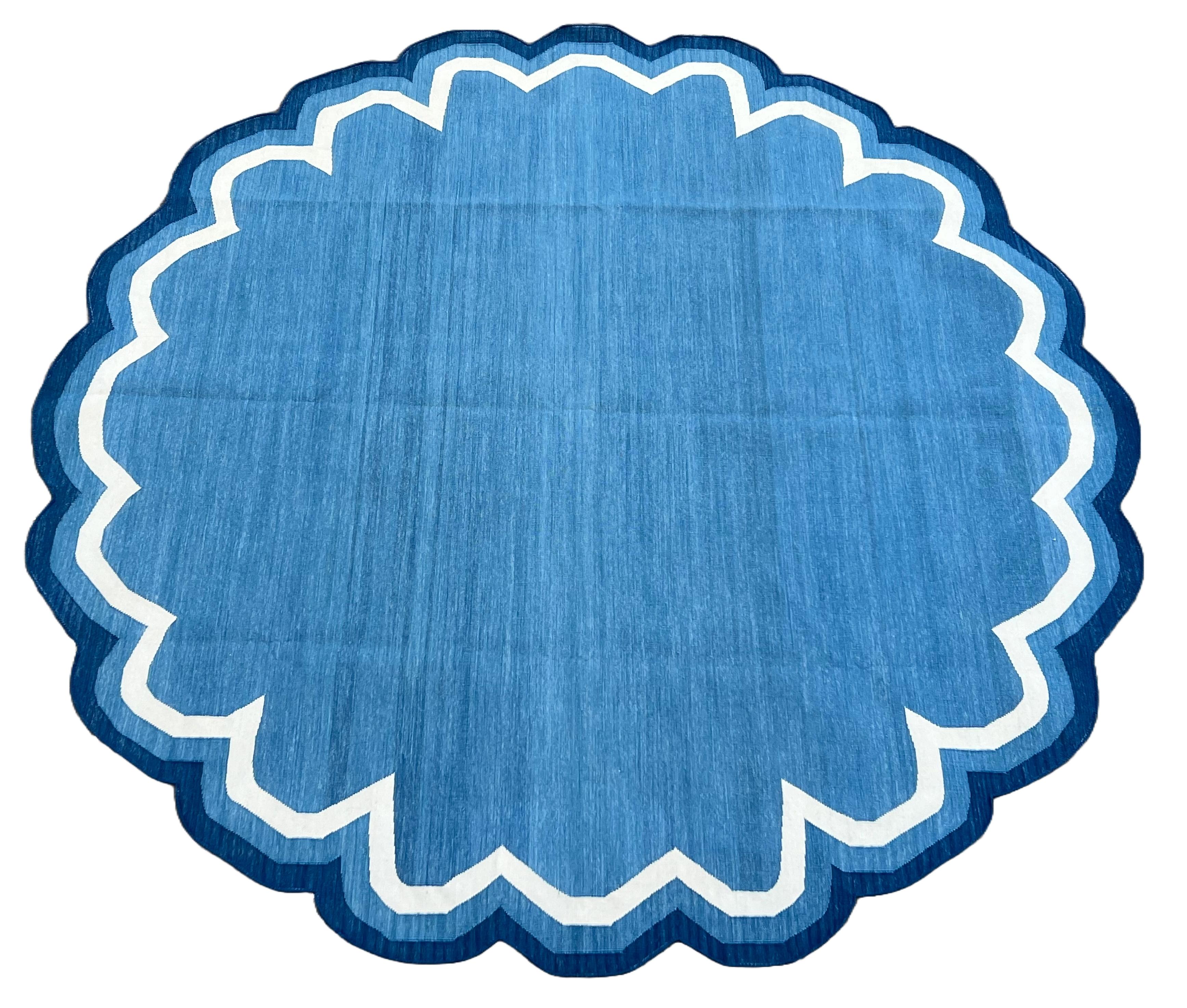 Handmade Cotton Area Flat Weave Rug, Blue & White Round Scalloped Indian Dhurrie In New Condition For Sale In Jaipur, IN
