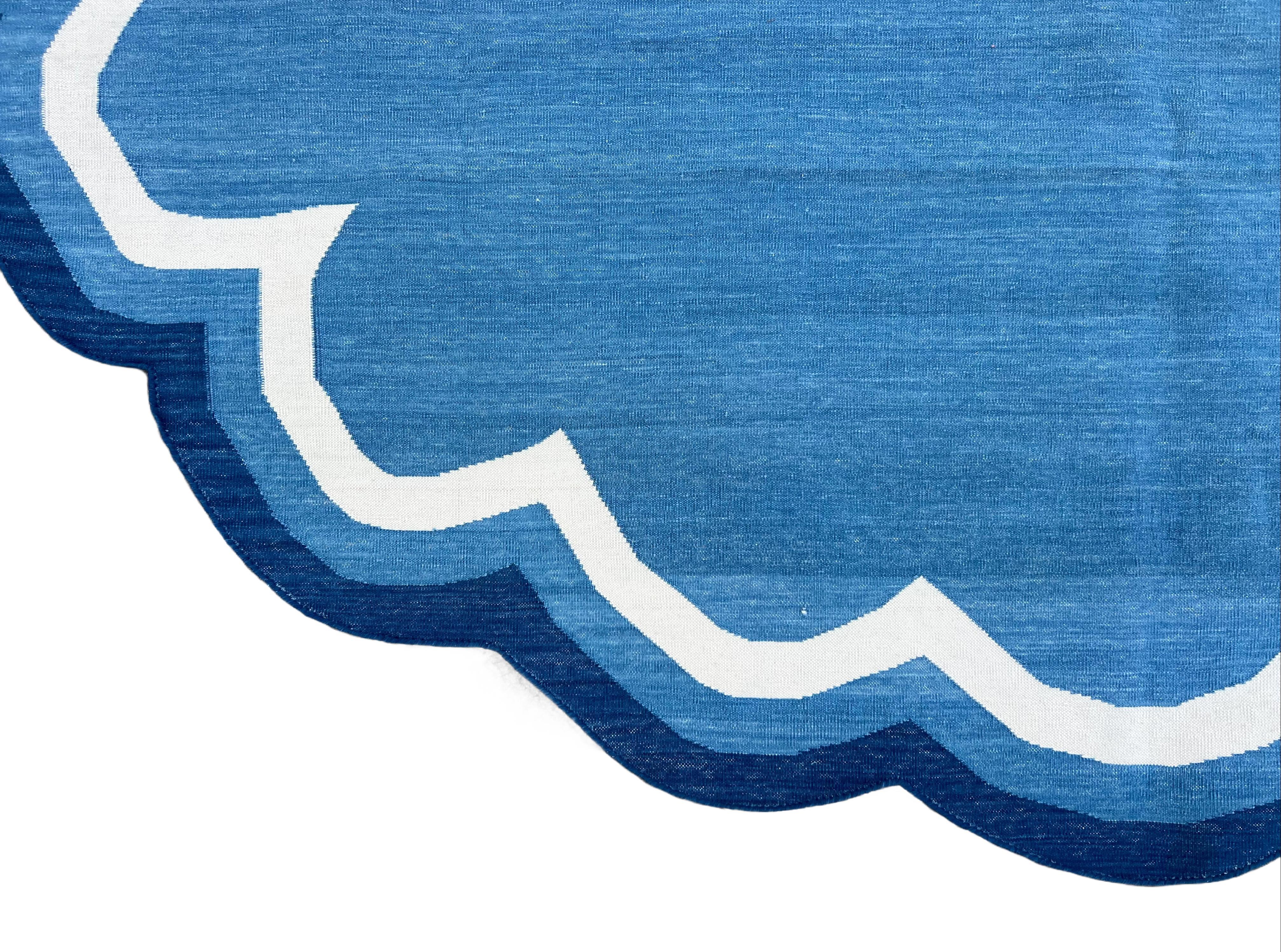 Handgefertigter Flachgewebe-Teppich aus Baumwolle, blau-weiß, rund gewölbter, indischer Dhurrie mit Wellenschliff (21. Jahrhundert und zeitgenössisch) im Angebot