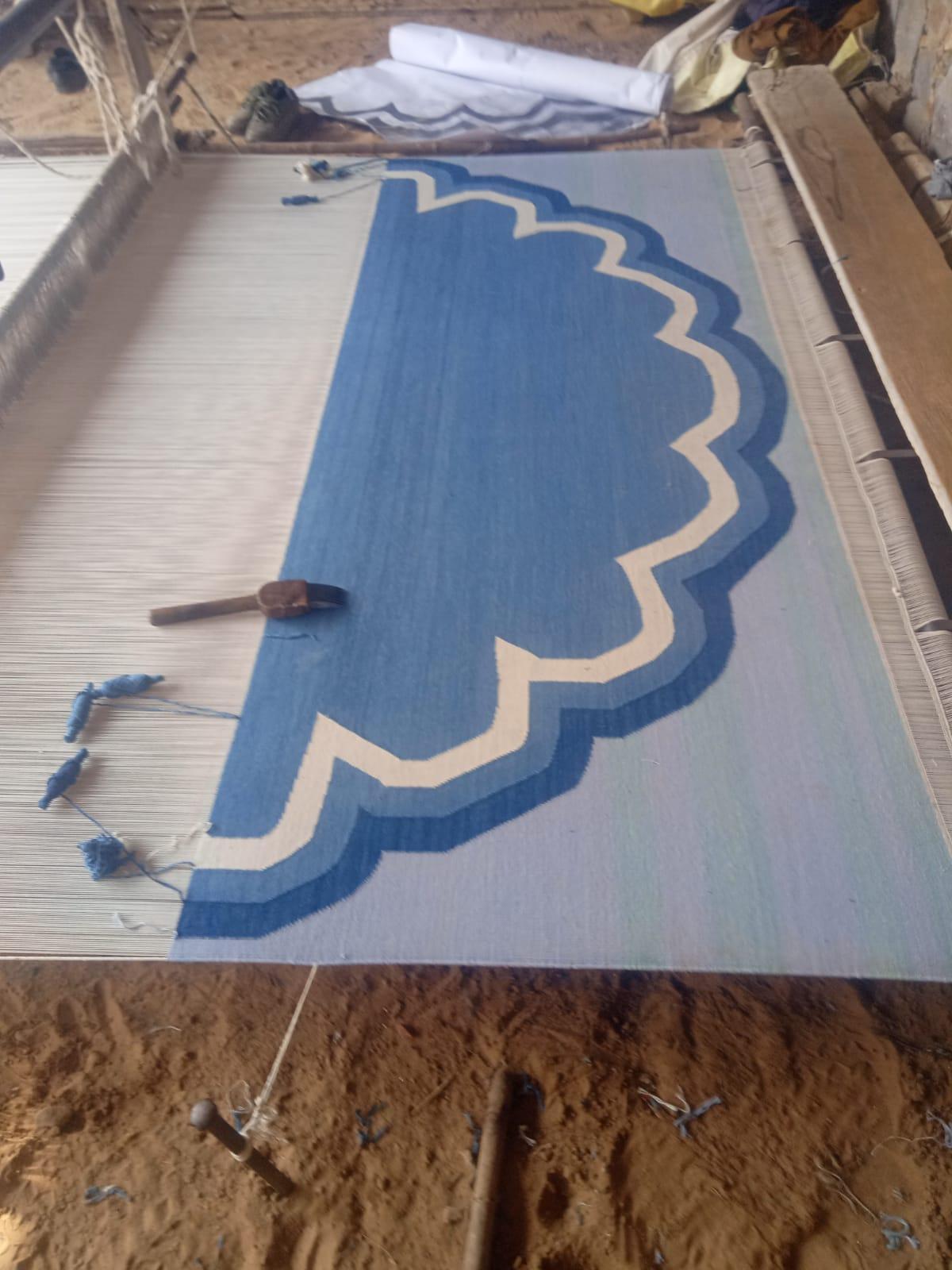 Handgefertigter Flachgewebe-Teppich aus Baumwolle, blau-weiß, rund gewölbter, indischer Dhurrie mit Wellenschliff im Angebot 1