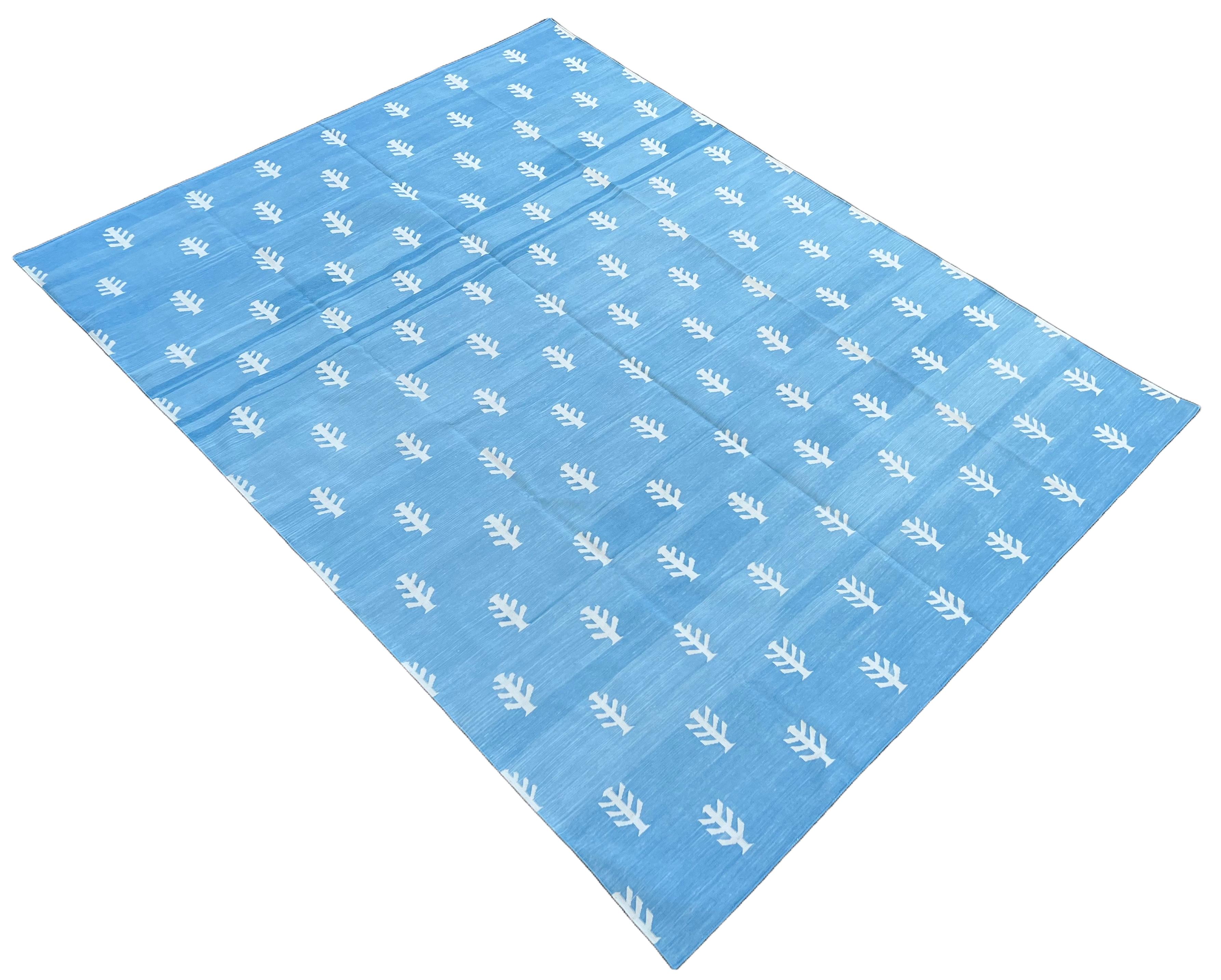Handgefertigter Flachgewebe-Teppich aus Baumwolle, blau-weißer, gemusterter, indischer Dhurrie-Baummuster im Angebot 3