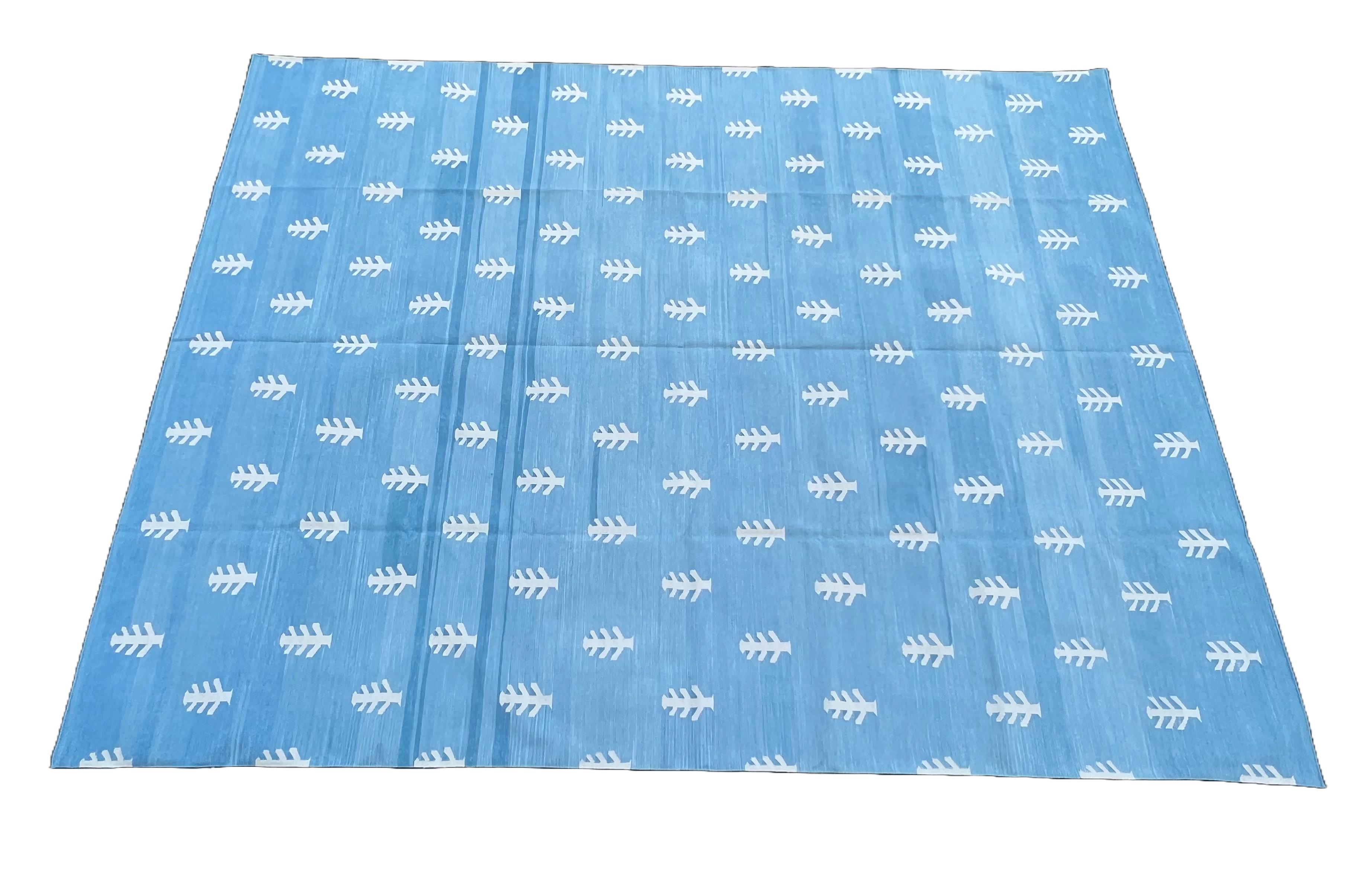 Handgefertigter Flachgewebe-Teppich aus Baumwolle, blau-weißer, gemusterter, indischer Dhurrie-Baummuster im Angebot 4