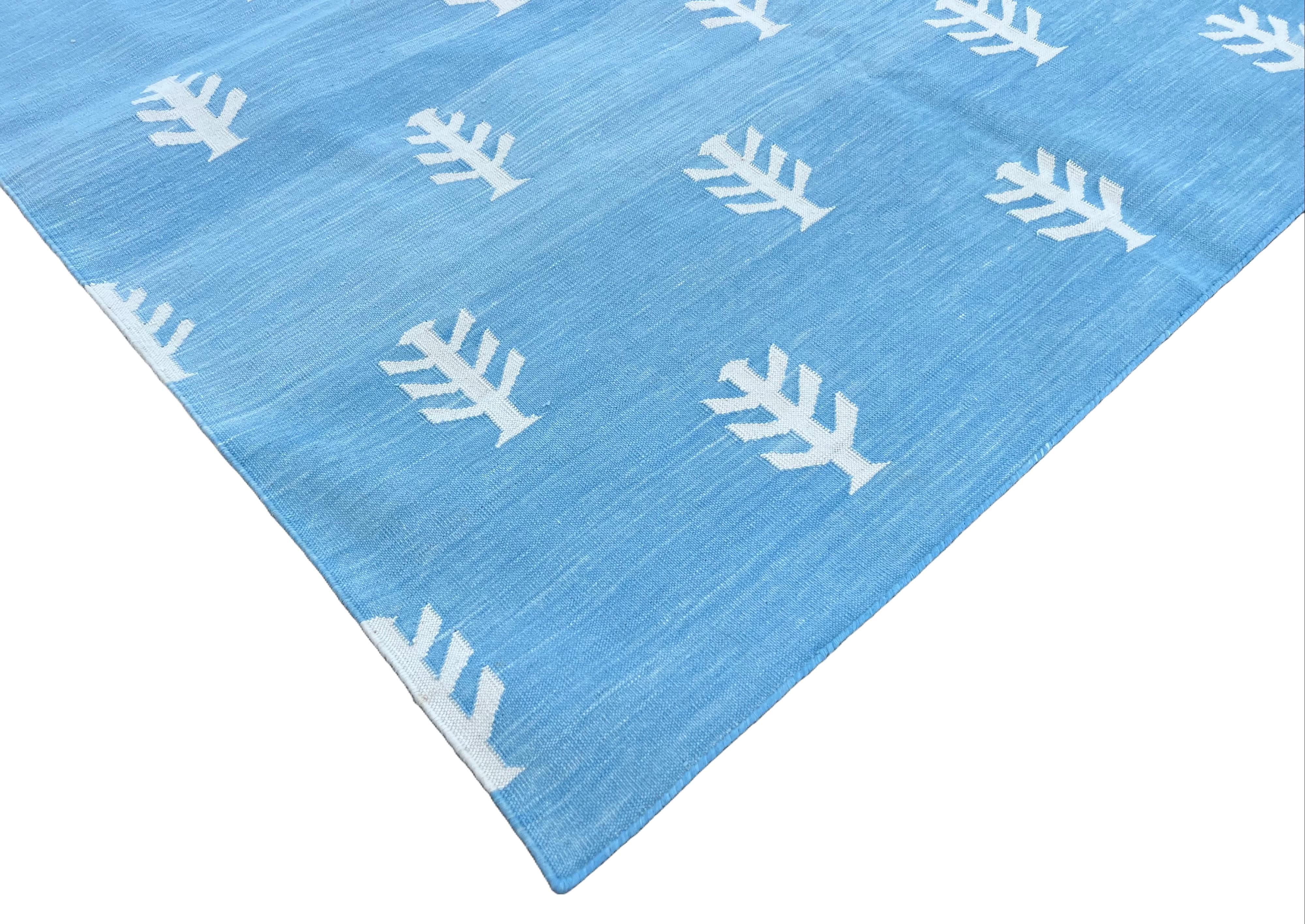 Handgefertigter Flachgewebe-Teppich aus Baumwolle, blau-weißer, gemusterter, indischer Dhurrie-Baummuster (Moderne der Mitte des Jahrhunderts) im Angebot