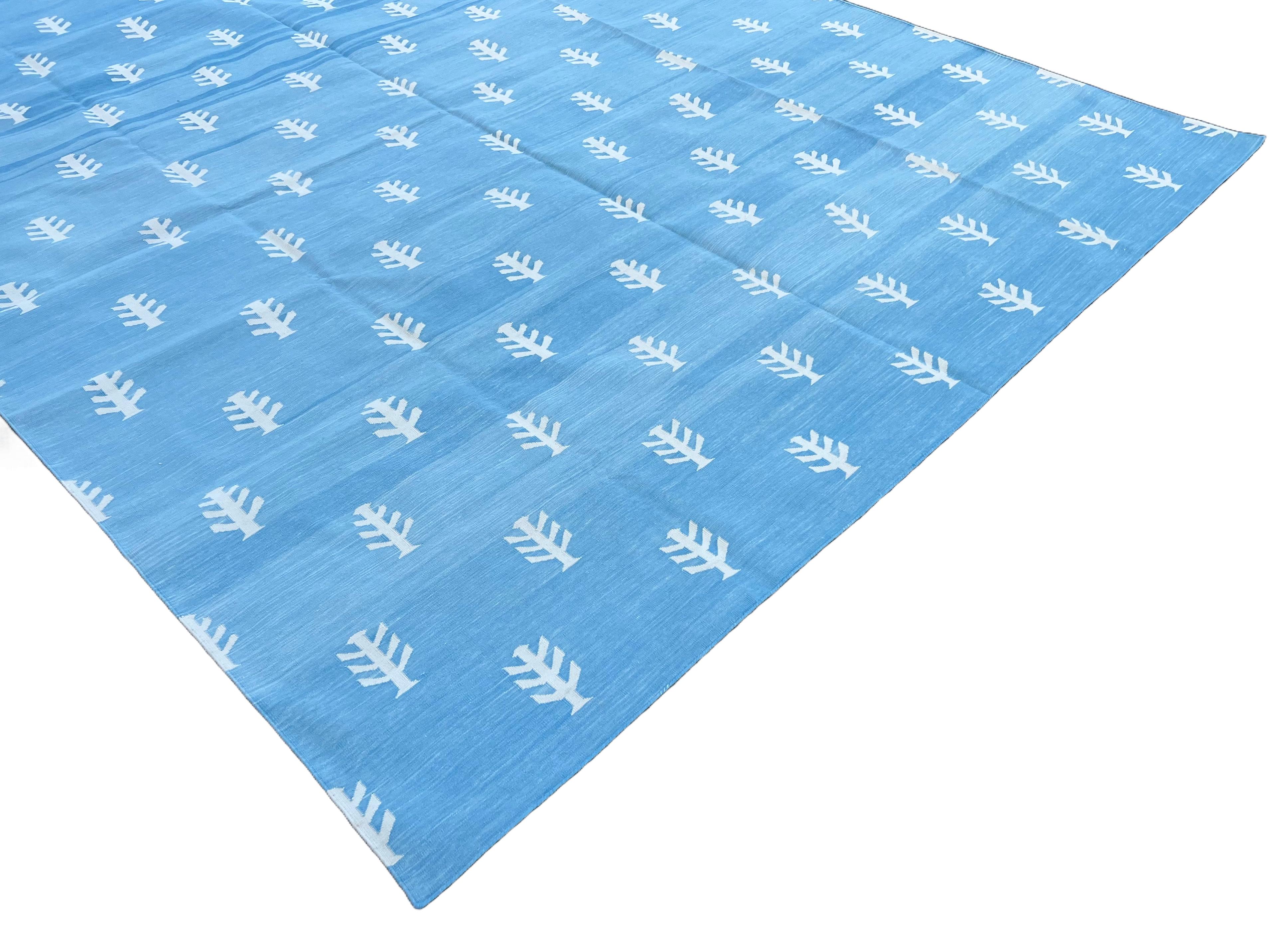 Handgefertigter Flachgewebe-Teppich aus Baumwolle, blau-weißer, gemusterter, indischer Dhurrie-Baummuster (Indisch) im Angebot