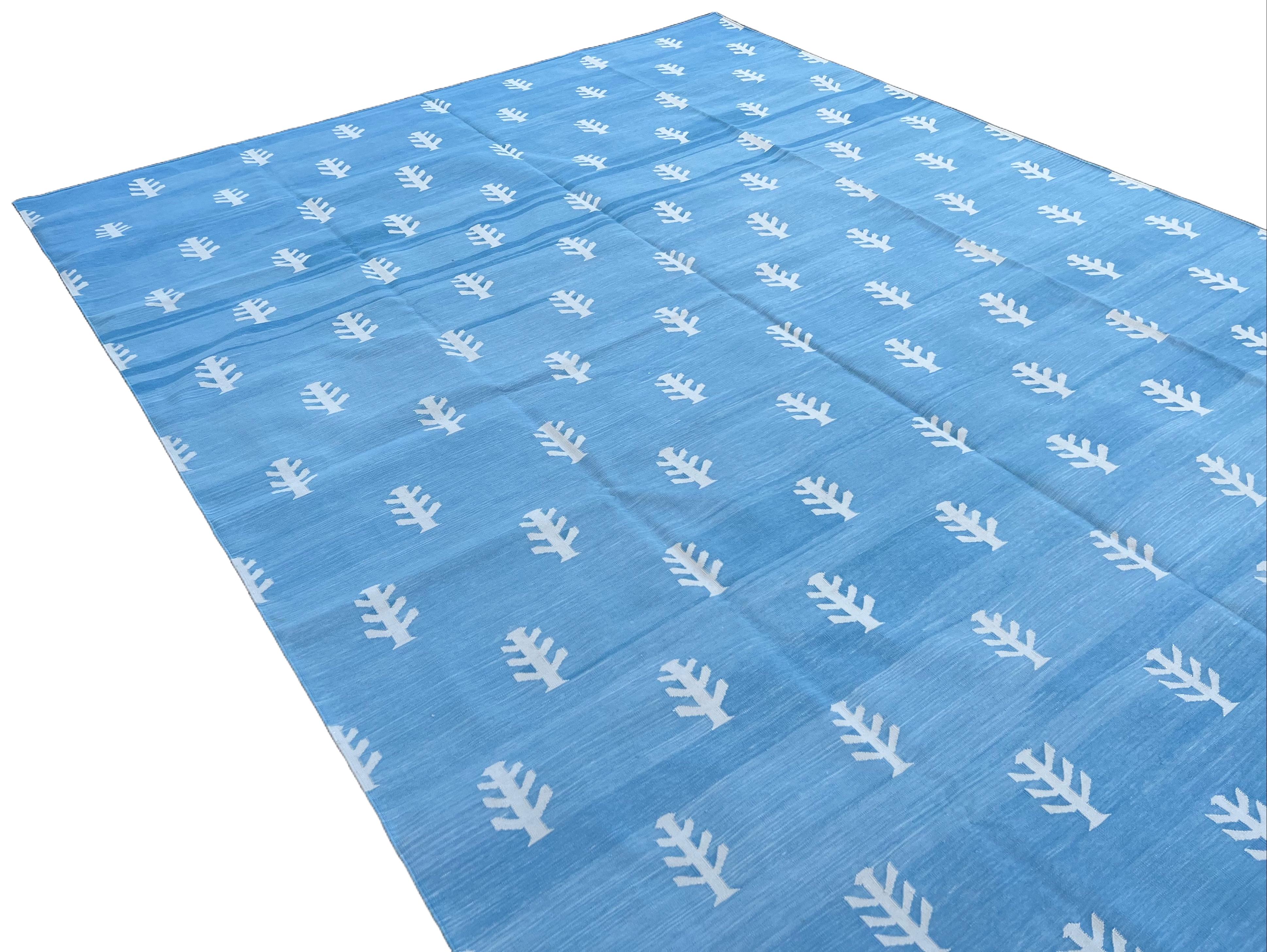 Handgefertigter Flachgewebe-Teppich aus Baumwolle, blau-weißer, gemusterter, indischer Dhurrie-Baummuster (Handgewebt) im Angebot
