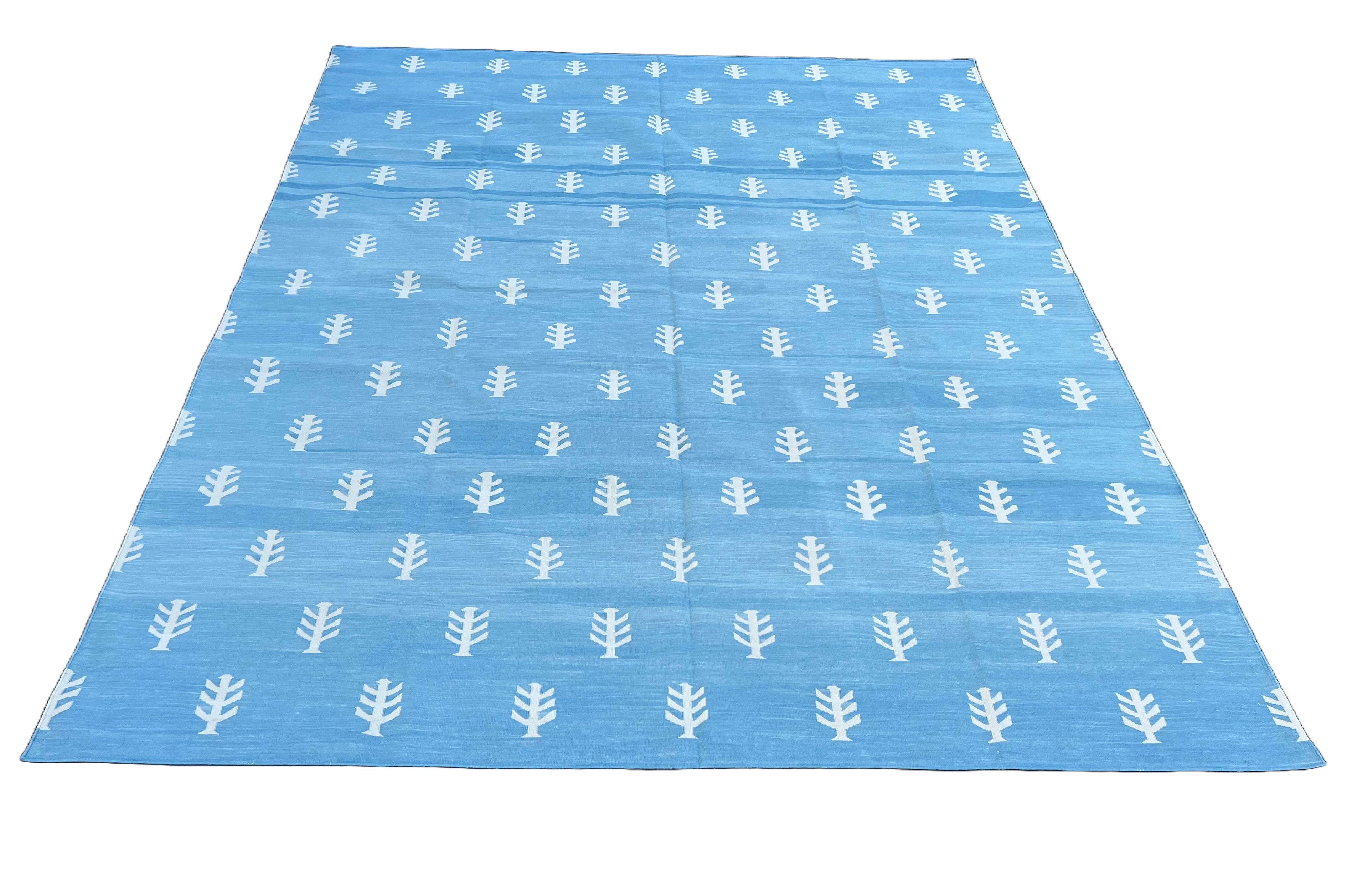 Handgefertigter Flachgewebe-Teppich aus Baumwolle, blau-weißer, gemusterter, indischer Dhurrie-Baummuster im Zustand „Neu“ im Angebot in Jaipur, IN