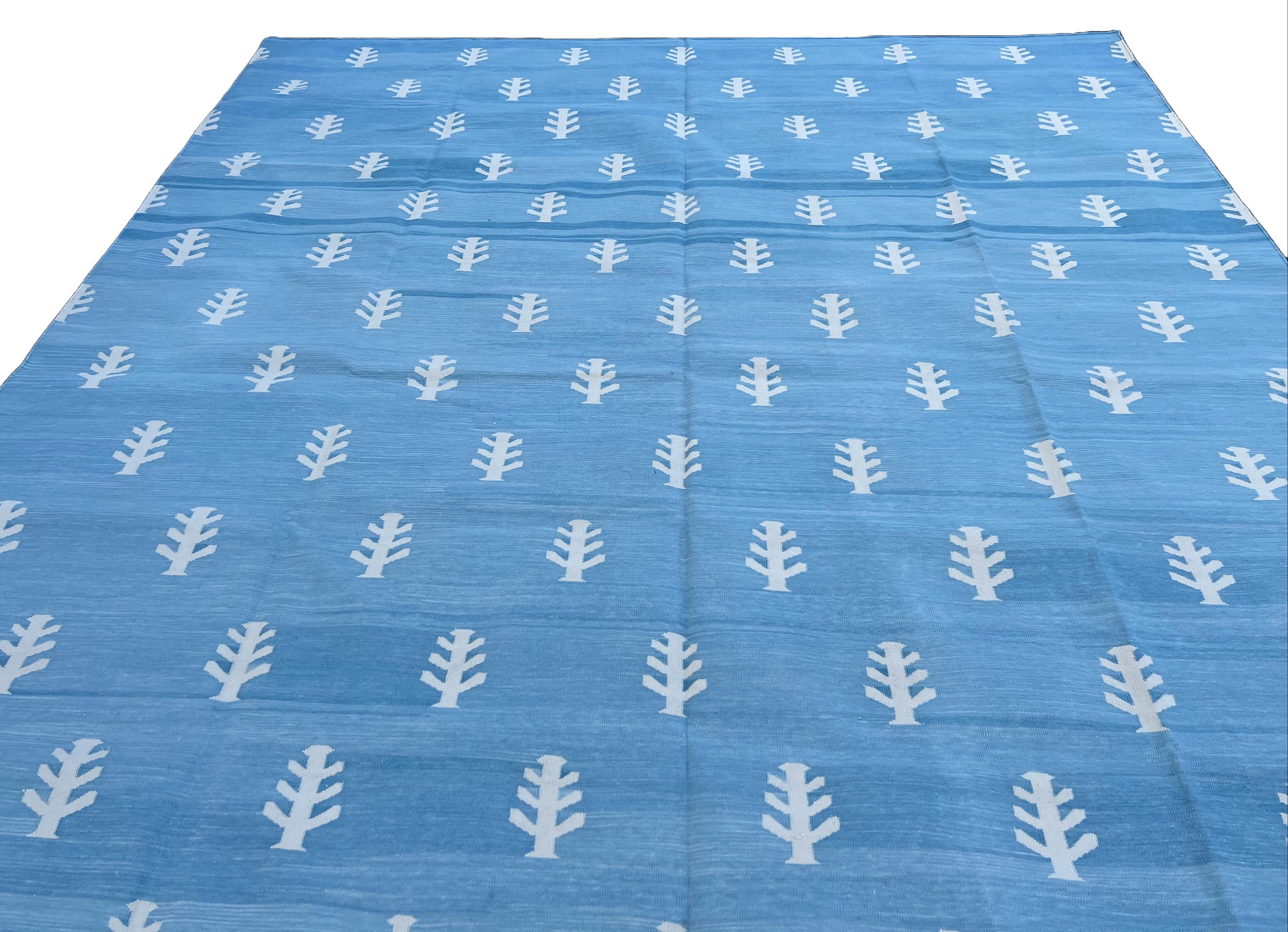 Handgefertigter Flachgewebe-Teppich aus Baumwolle, blau-weißer, gemusterter, indischer Dhurrie-Baummuster (21. Jahrhundert und zeitgenössisch) im Angebot