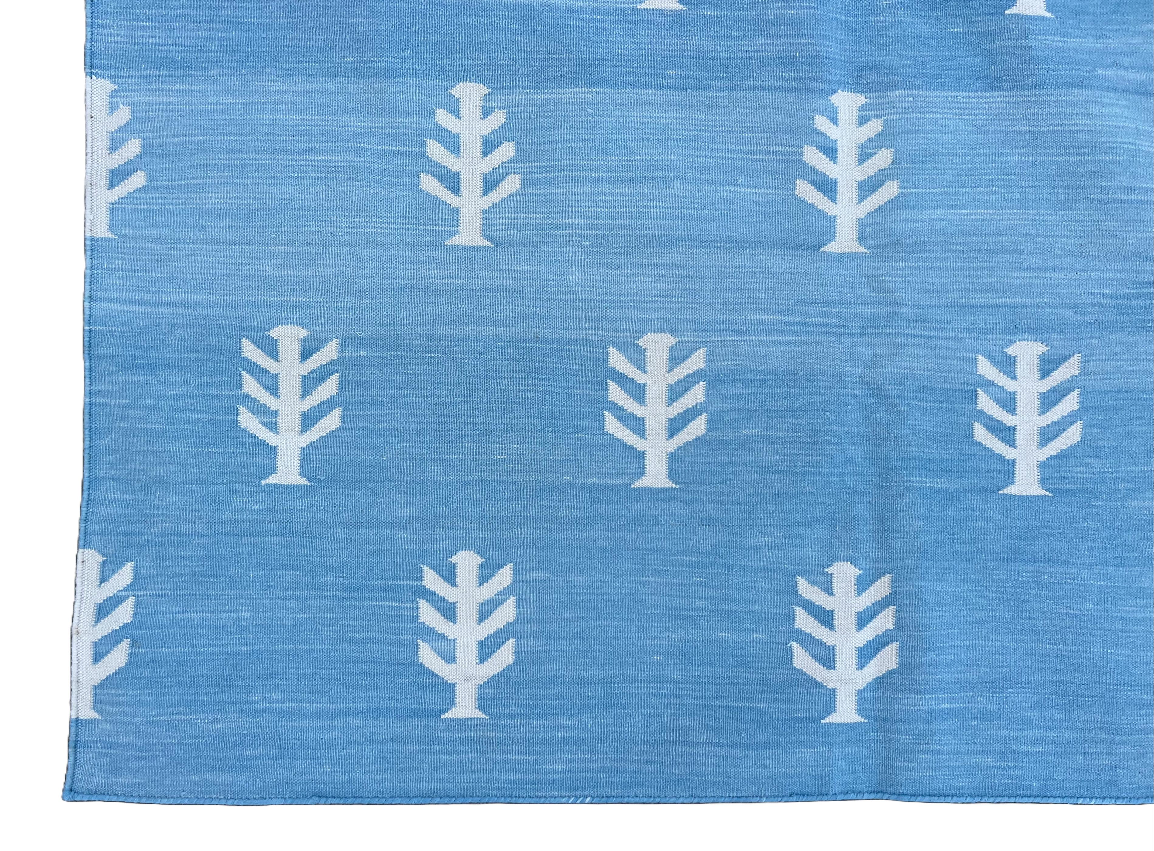 Handgefertigter Flachgewebe-Teppich aus Baumwolle, blau-weißer, gemusterter, indischer Dhurrie-Baummuster im Angebot 1