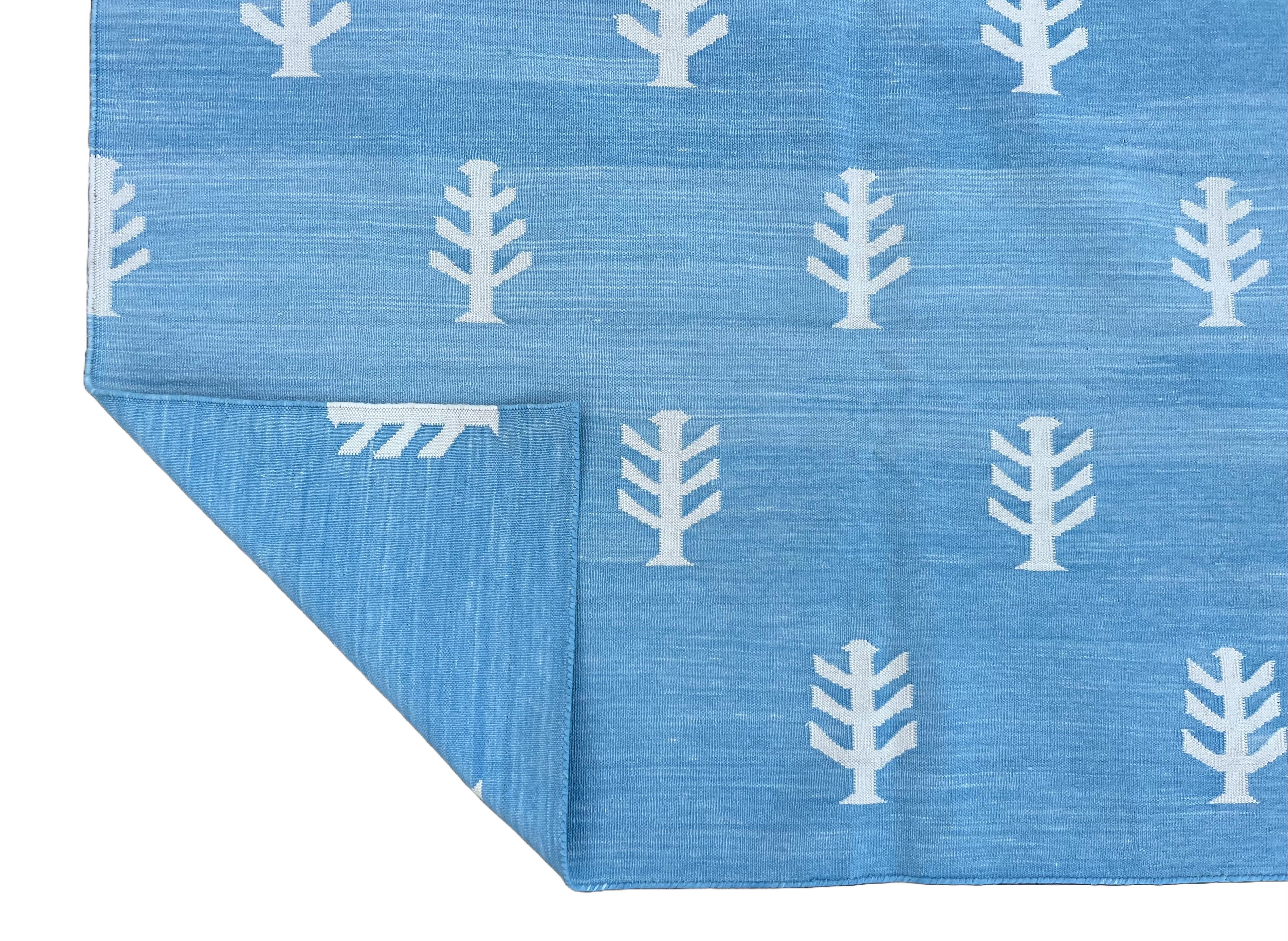 Handgefertigter Flachgewebe-Teppich aus Baumwolle, blau-weißer, gemusterter, indischer Dhurrie-Baummuster im Angebot 2