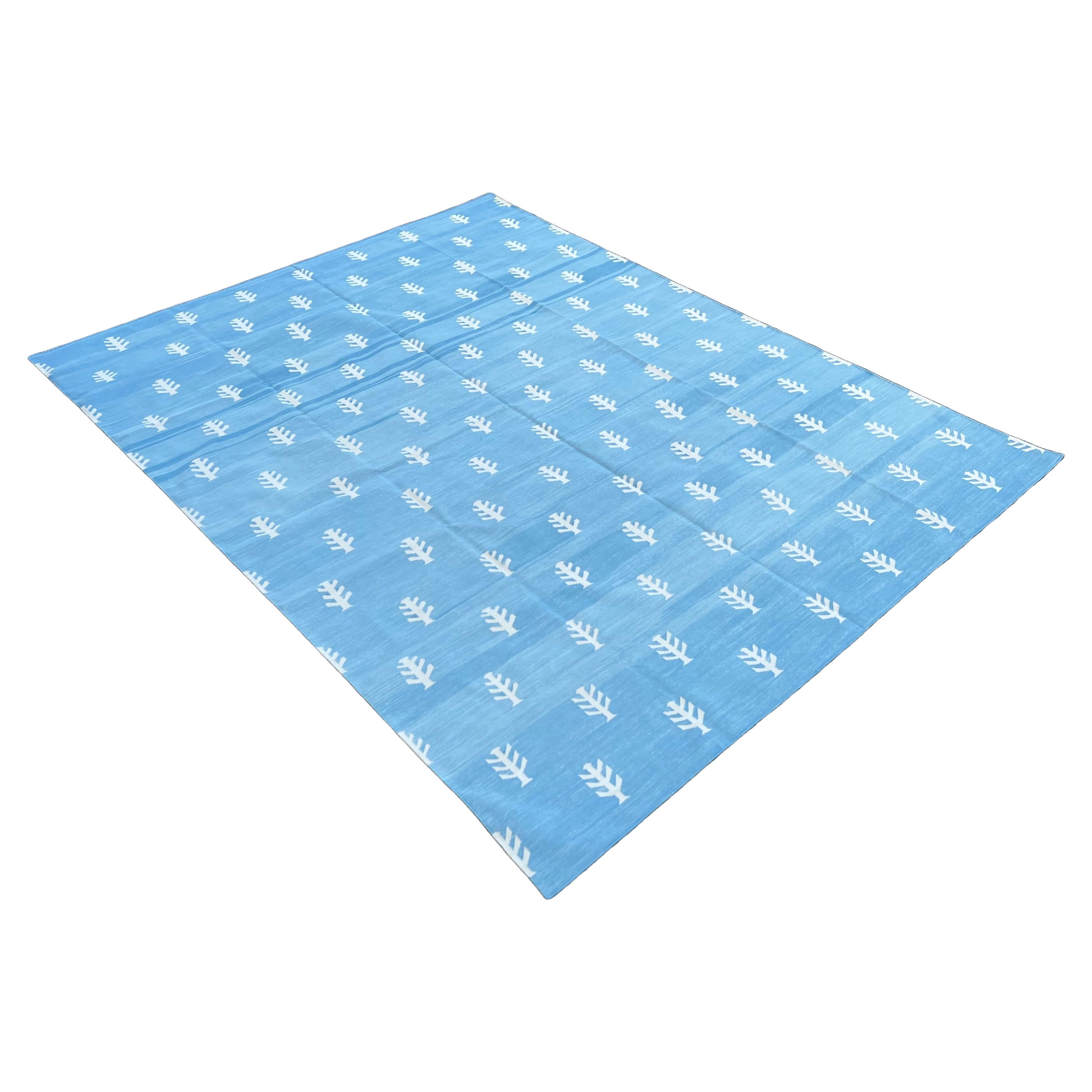 Handgefertigter Flachgewebe-Teppich aus Baumwolle, blau-weißer, gemusterter, indischer Dhurrie-Baummuster im Angebot