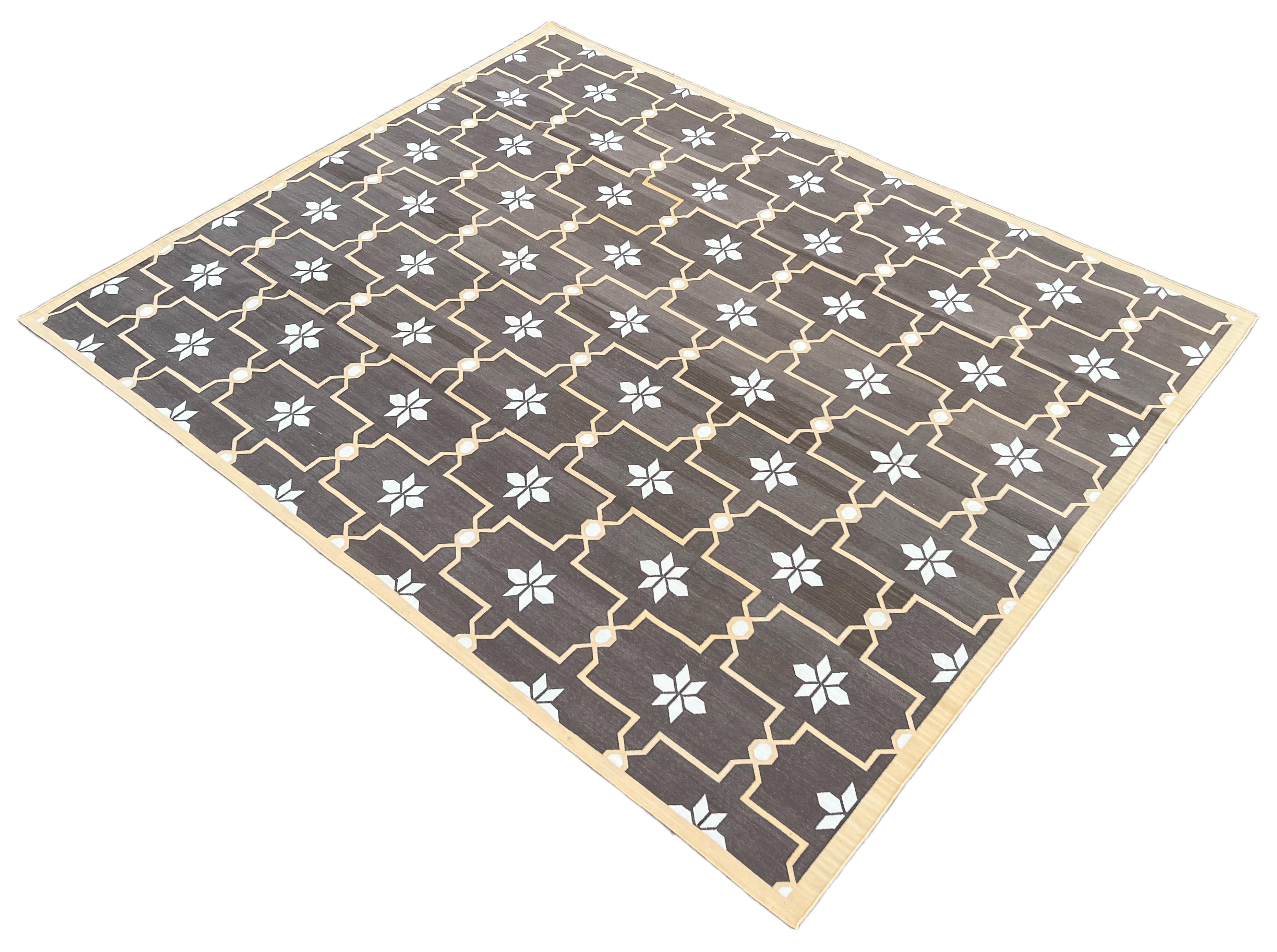 Handgefertigter Flachgewebe-Teppich aus Baumwolle, braun und cremefarben mit Blumenmuster, Dhurrie-Teppich im Angebot 3