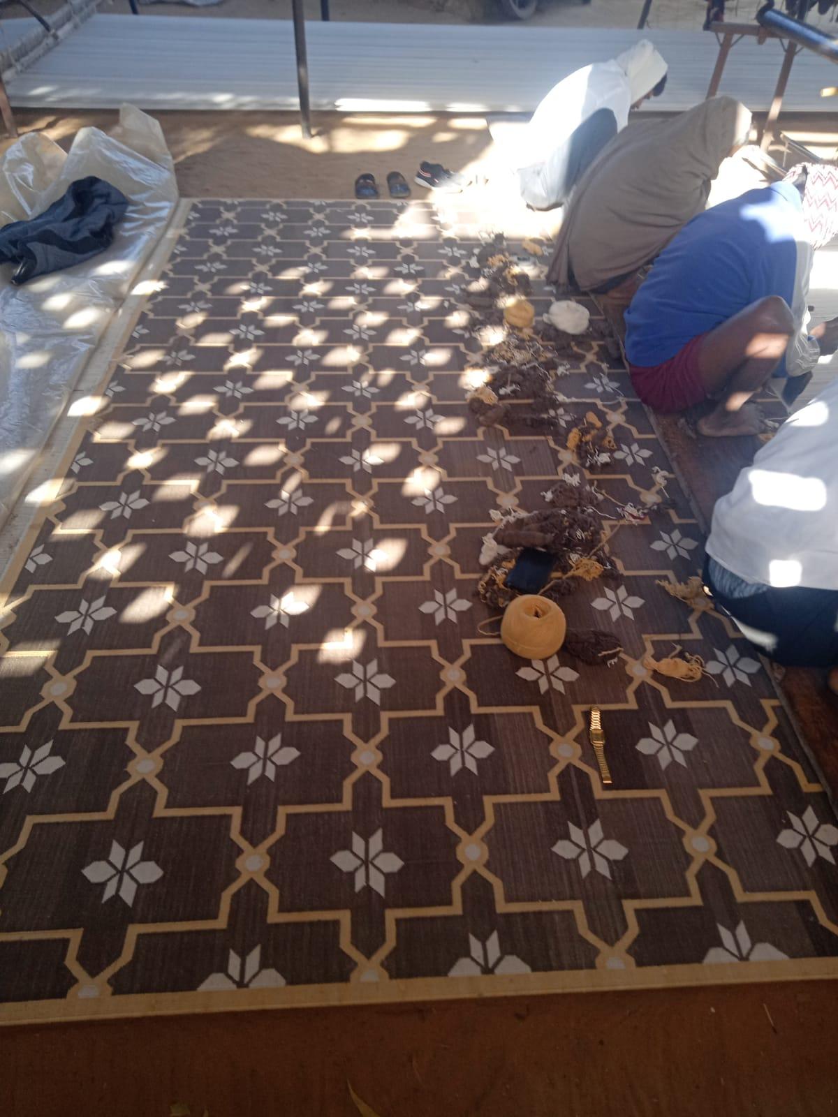 Handgefertigter Flachgewebe-Teppich aus Baumwolle, braun und cremefarben mit Blumenmuster, Dhurrie-Teppich im Angebot 5