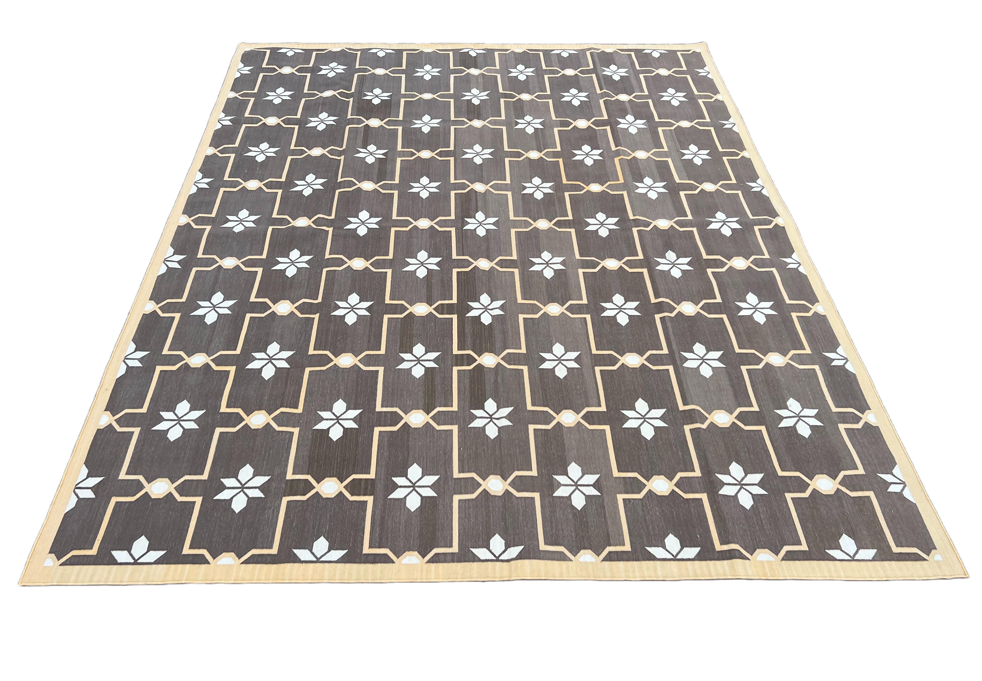 Handmade Cotton Area Flat Weave Rug, Brown And Cream Flower Pattern Dhurrie Rug In New Condition For Sale In Jaipur, IN